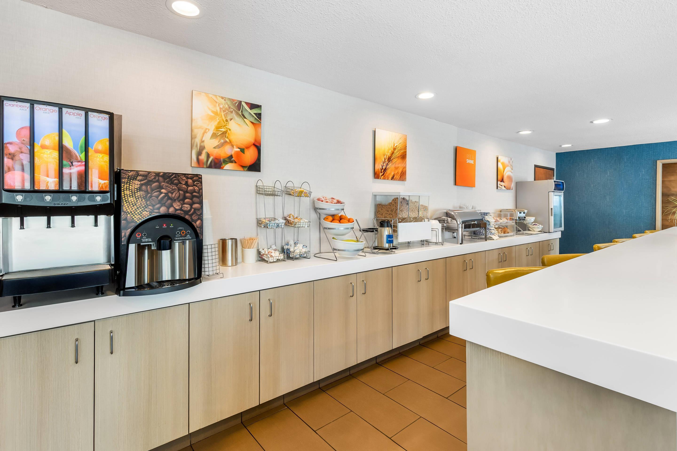 Breakfast area | Comfort Inn Mayfield Heights Cleveland East