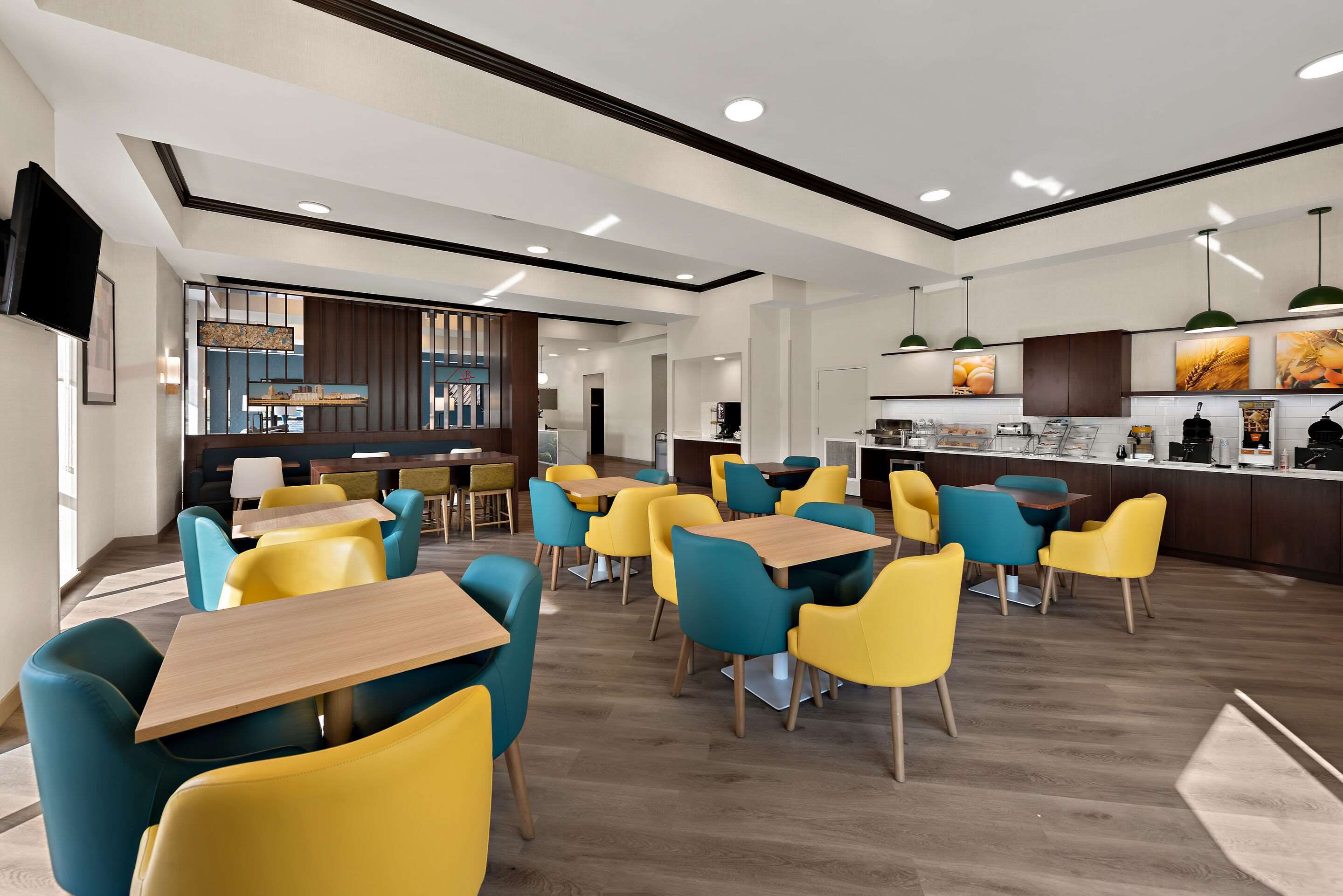 Breakfast area | Comfort Suites Columbus East Broad