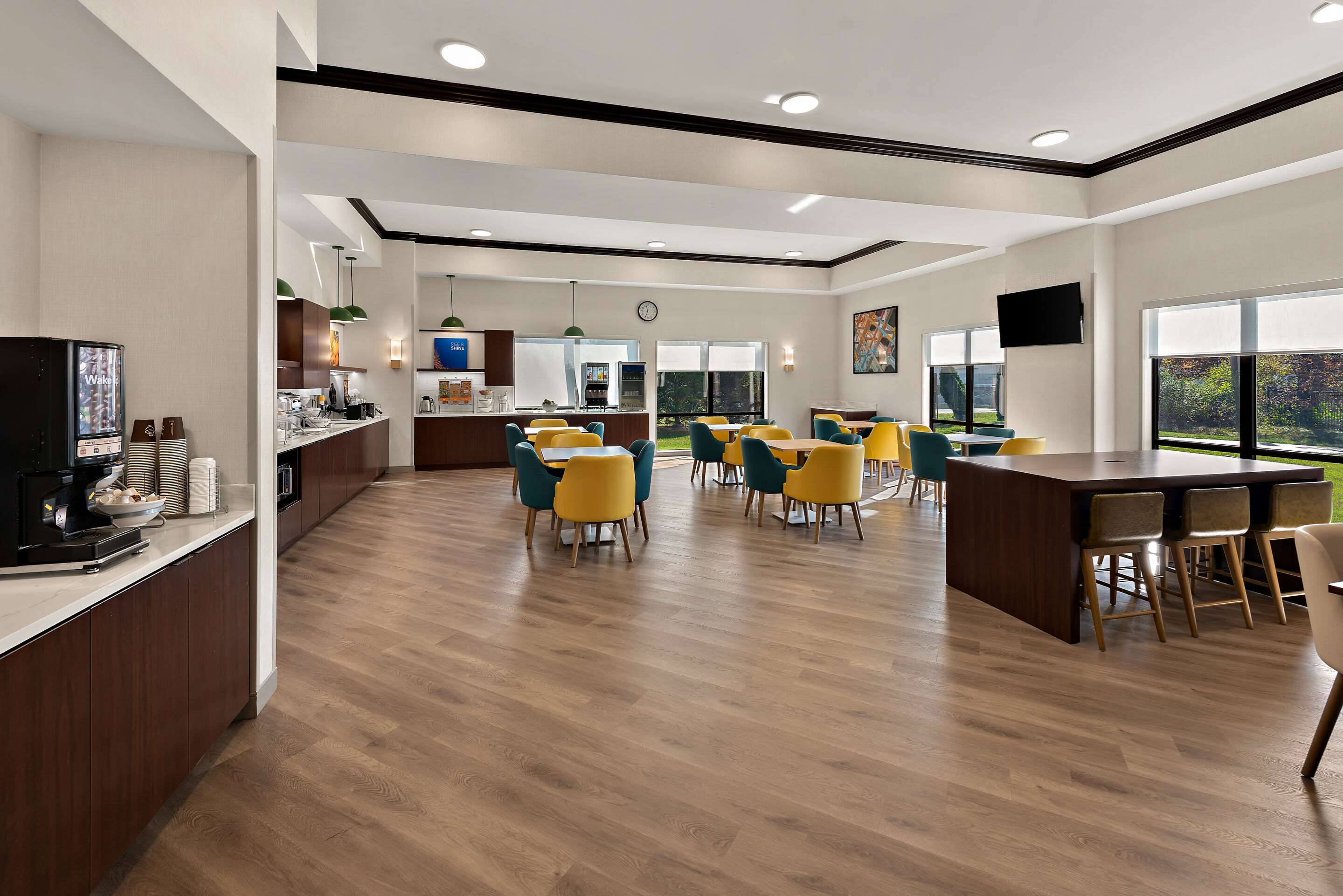 Breakfast area | Comfort Suites Columbus East Broad
