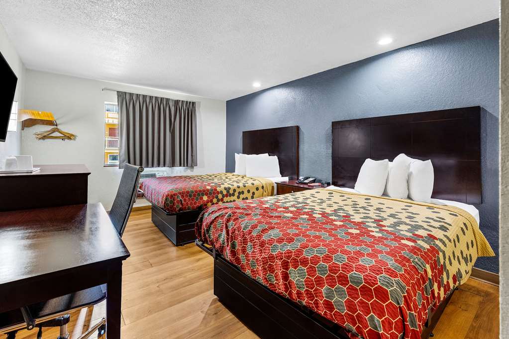 ECONO LODGE AKRON COPLEY NORTHWEST-guestroom-Guest Room,On-Site.jpg