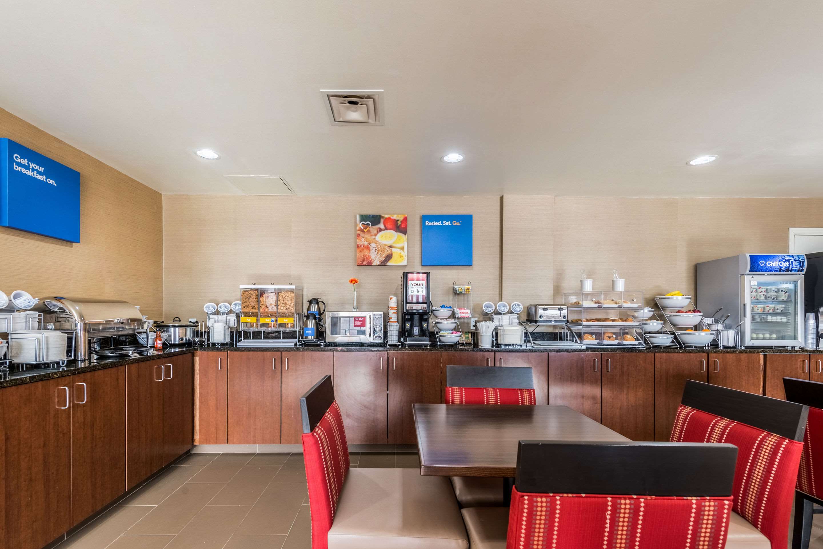Breakfast area | Comfort Inn & Suites Dayton North