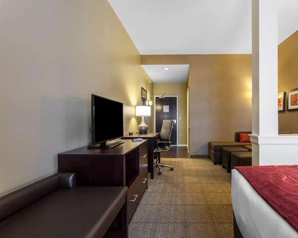  - Comfort Suites North Youngstown - I-80, Exit 229