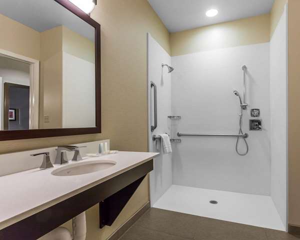  - Comfort Suites North Youngstown - I-80, Exit 229