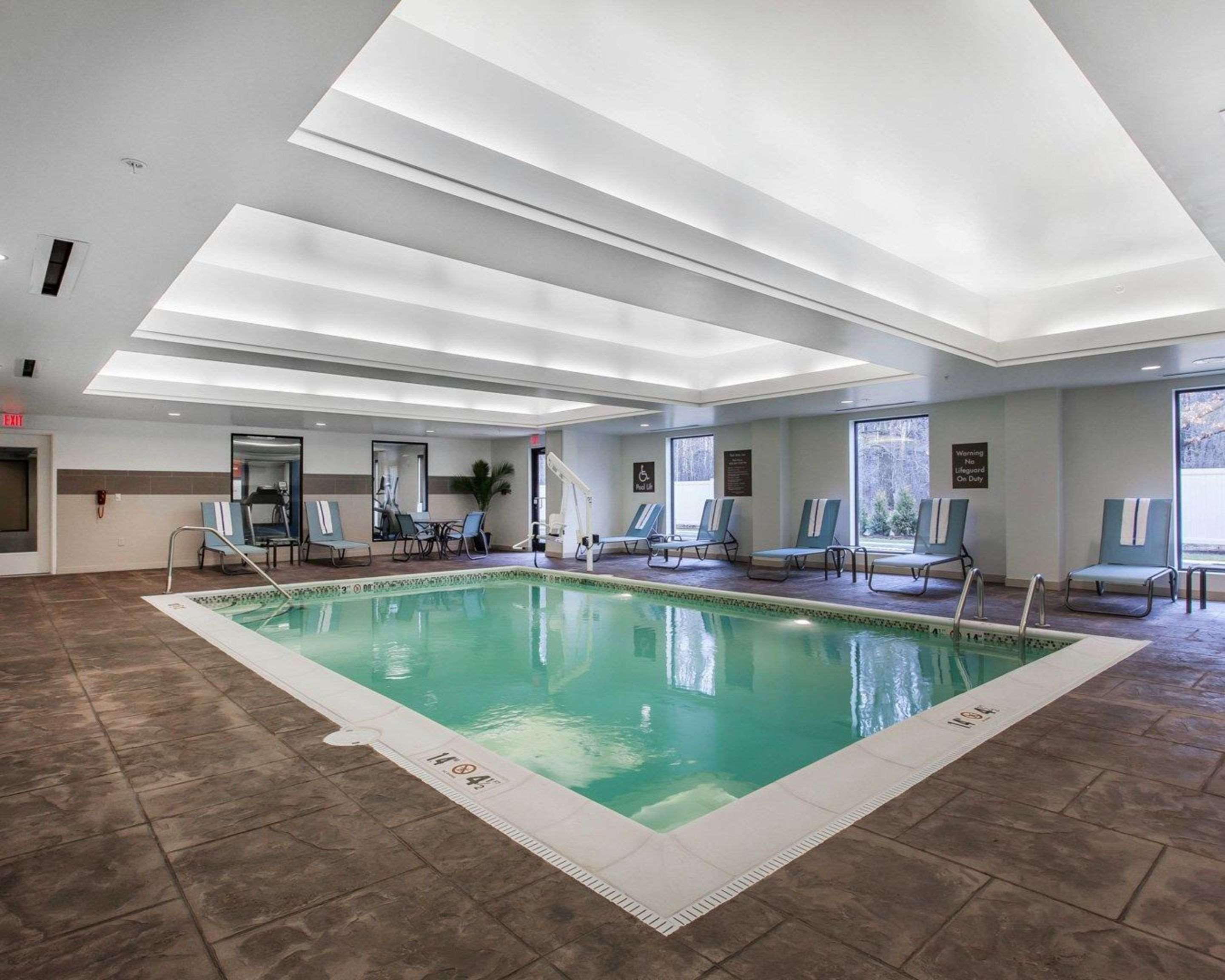 Indoor heated pool | Comfort Suites Youngstown North
