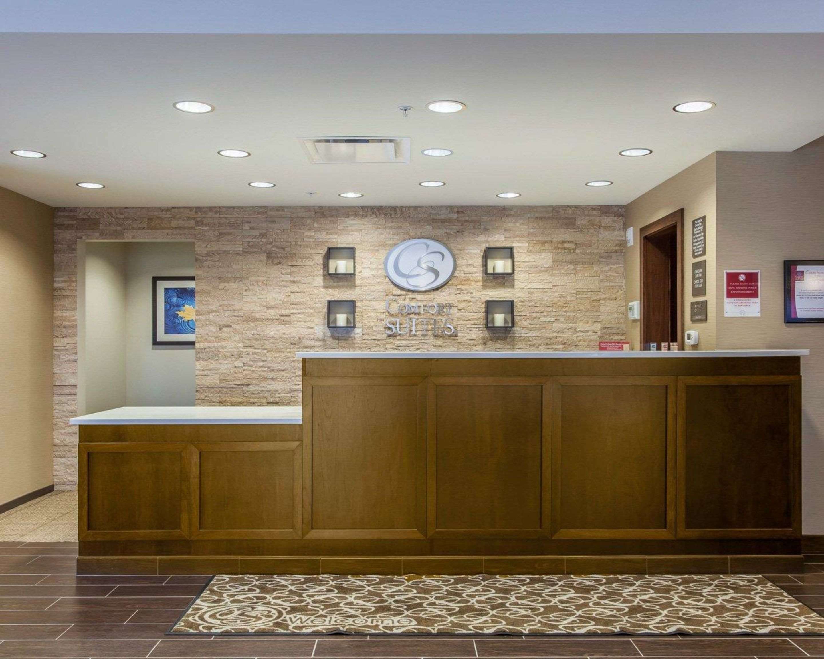 Front desk | Comfort Suites Youngstown North