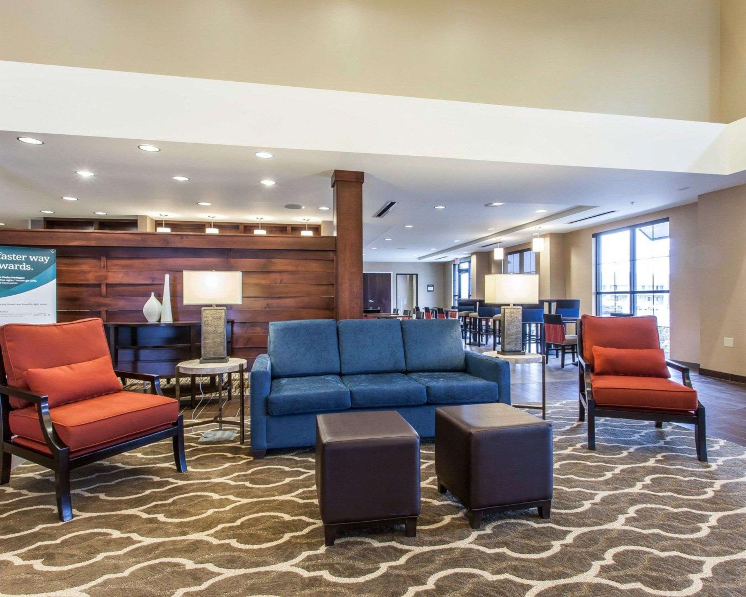 Lobby with sitting area | Comfort Suites Youngstown North