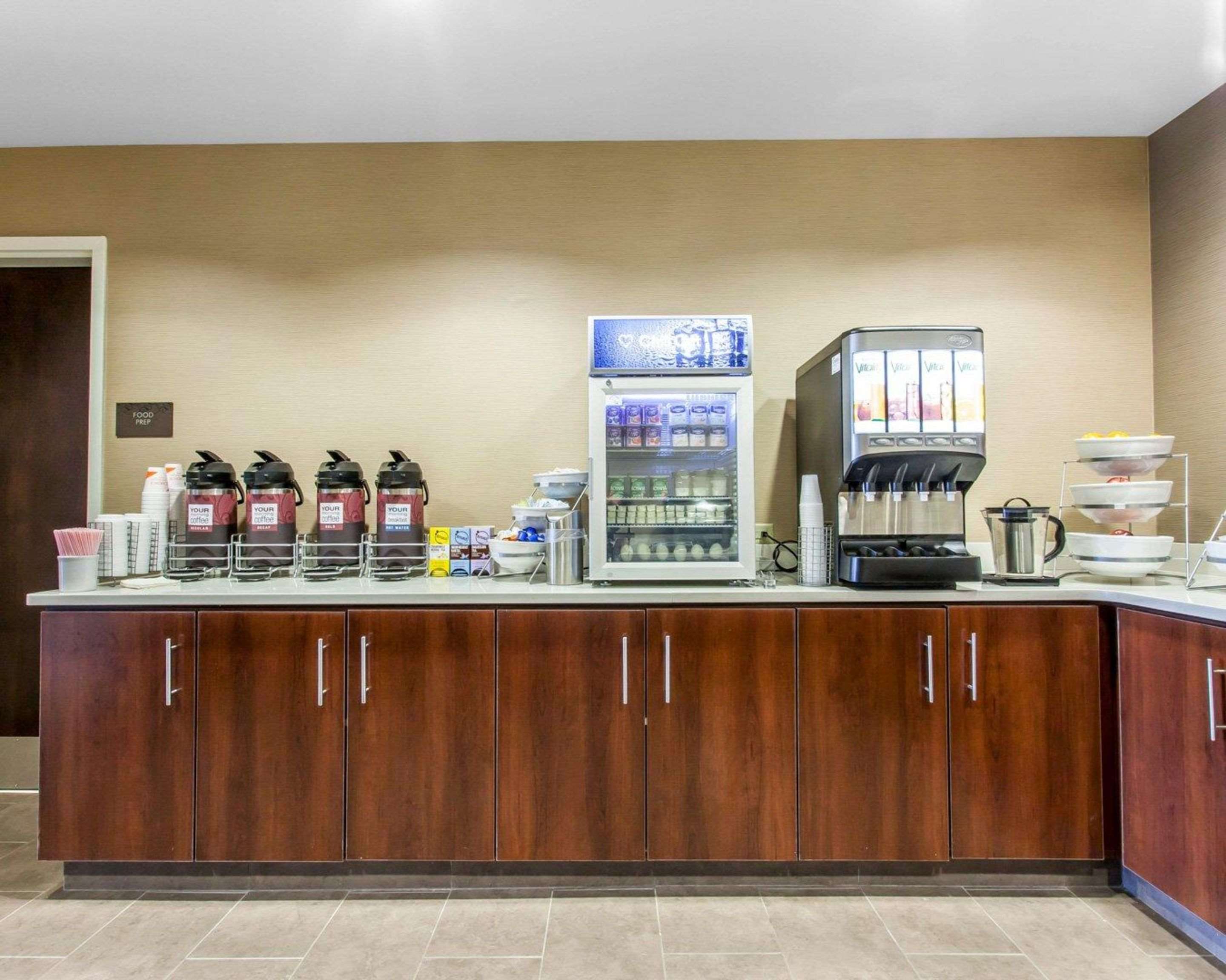 Breakfast bar | Comfort Suites Youngstown North