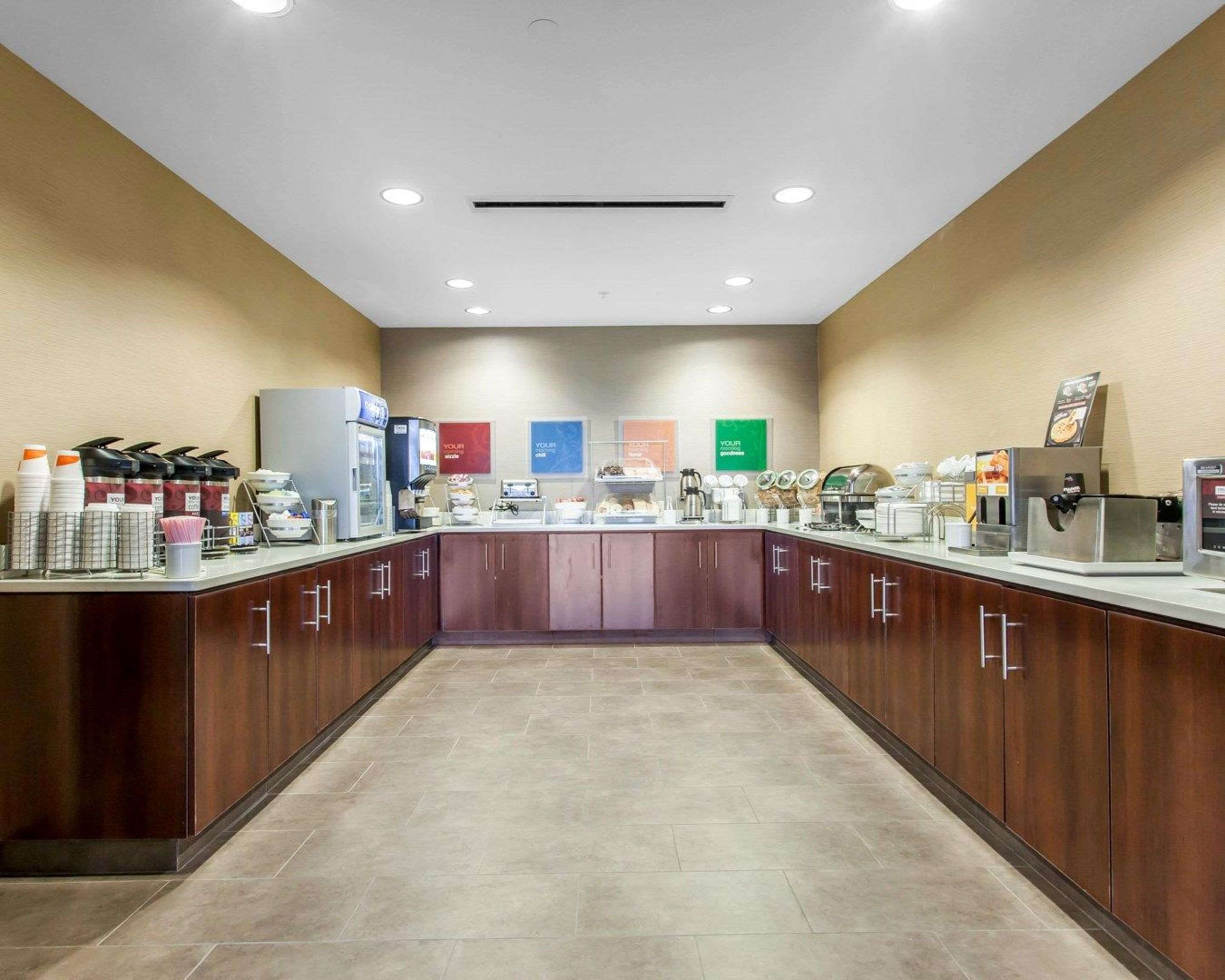 Breakfast counter | Comfort Suites Youngstown North