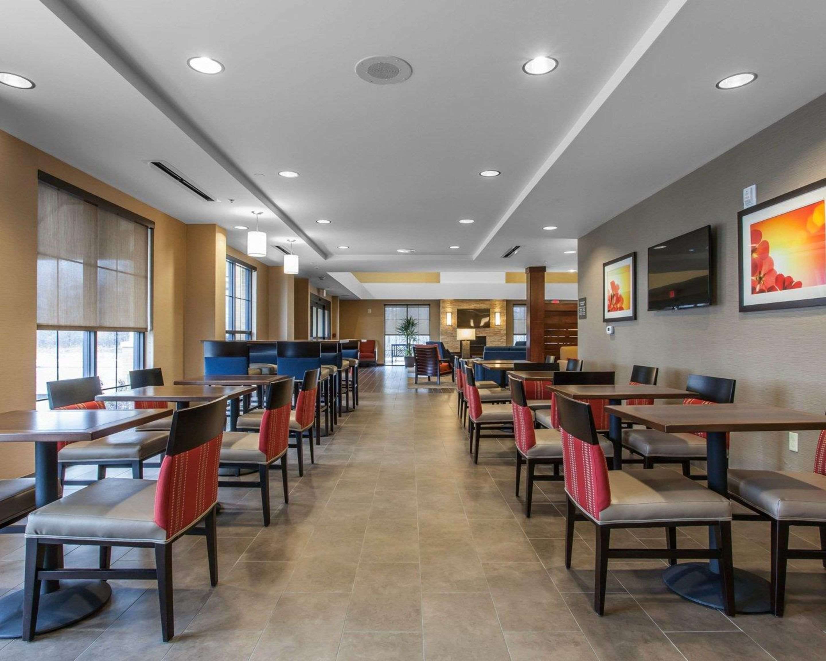 Enjoy breakfast in this seating area | Comfort Suites Youngstown North