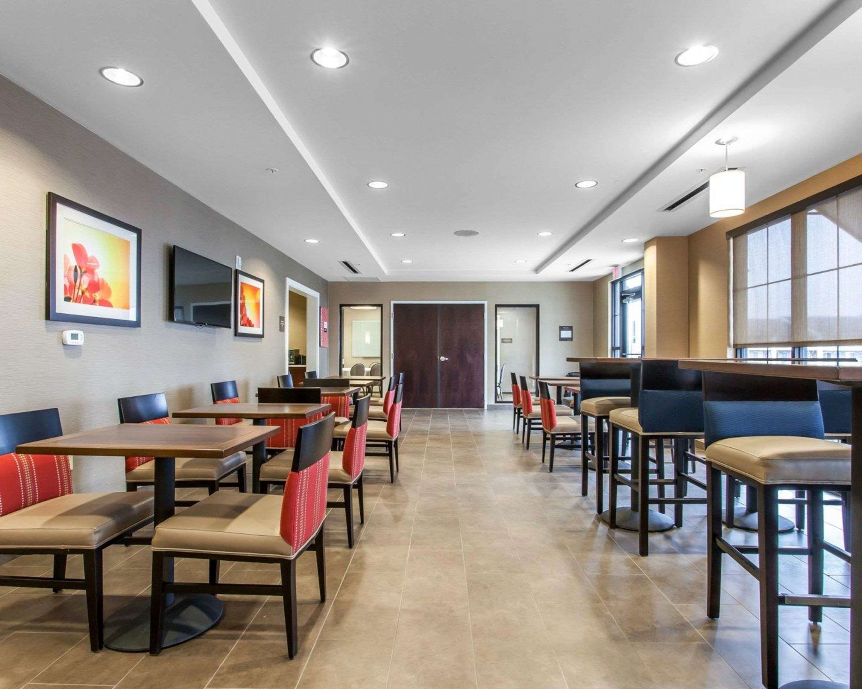 Spacious breakfast area | Comfort Suites Youngstown North