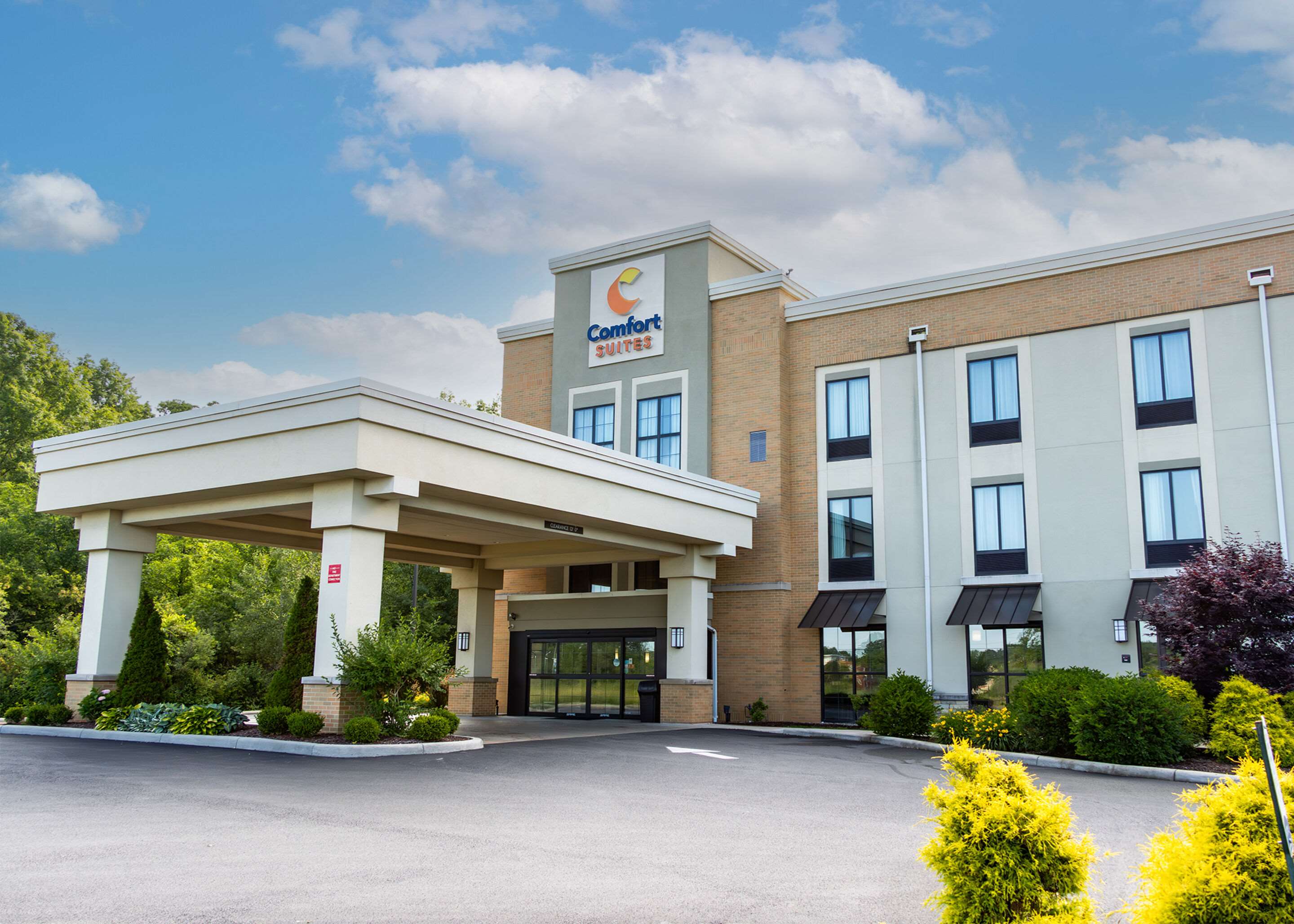 Hotel exterior | Comfort Suites Youngstown North