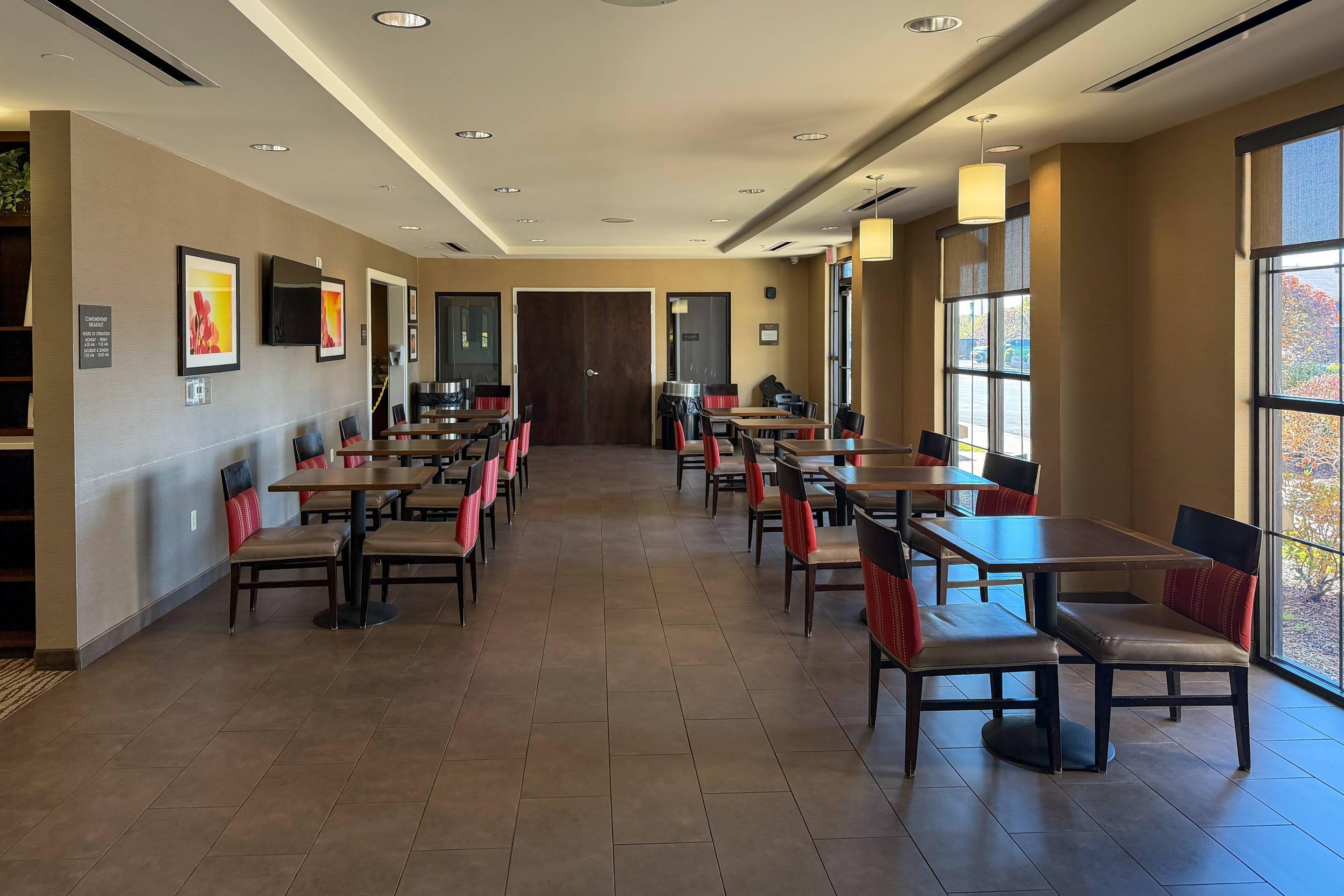 Enjoy breakfast in this seating area | Comfort Suites Youngstown North