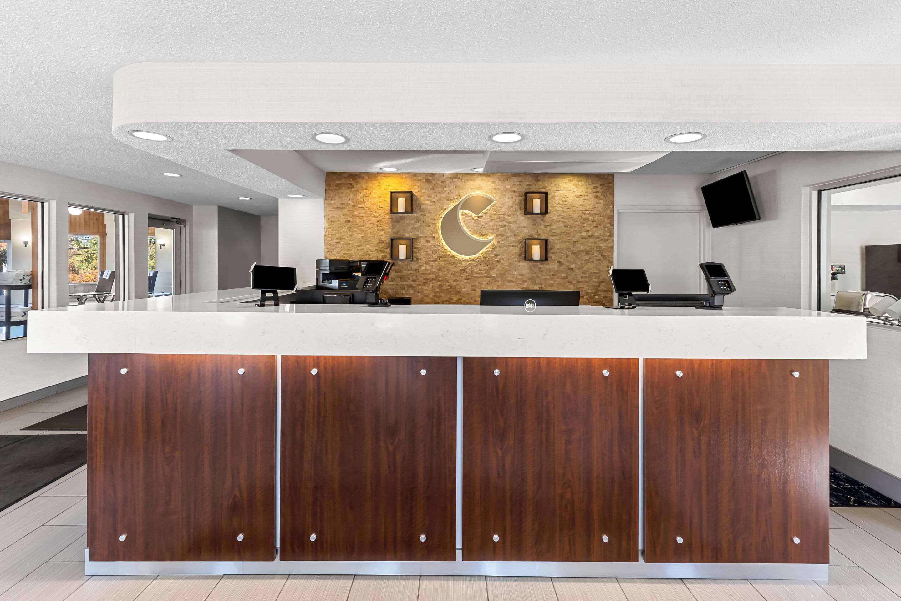 Front desk | Comfort Inn