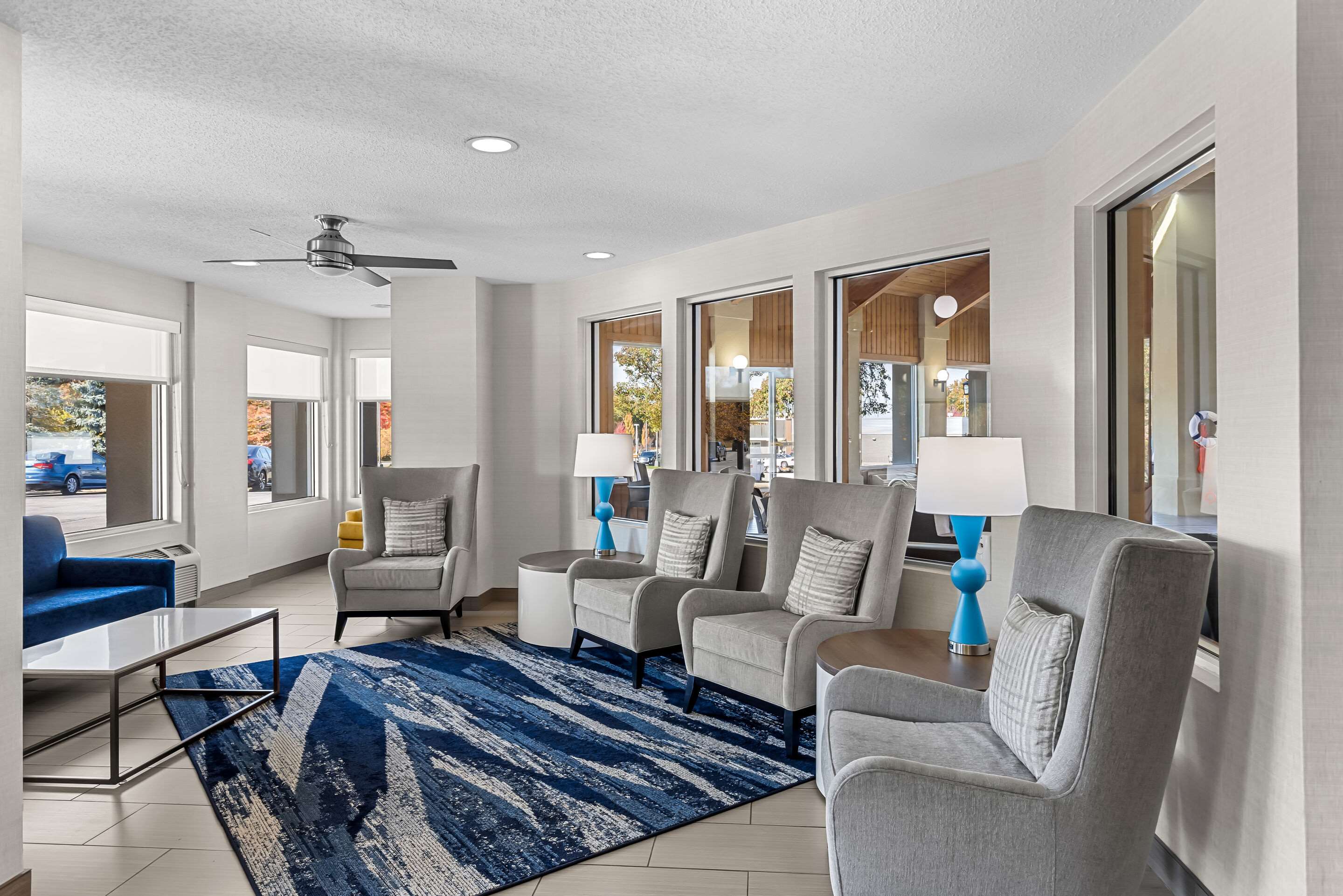Lobby with sitting area | Comfort Inn
