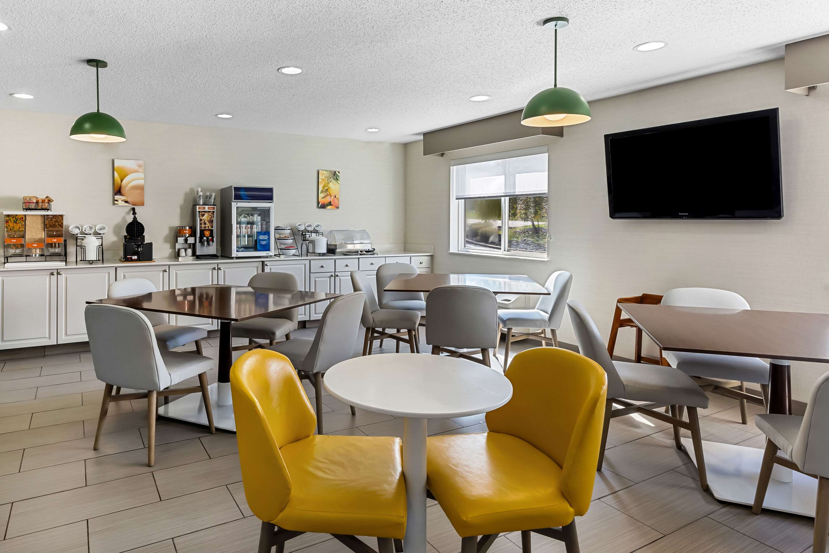 Enjoy breakfast in this seating area | Comfort Inn