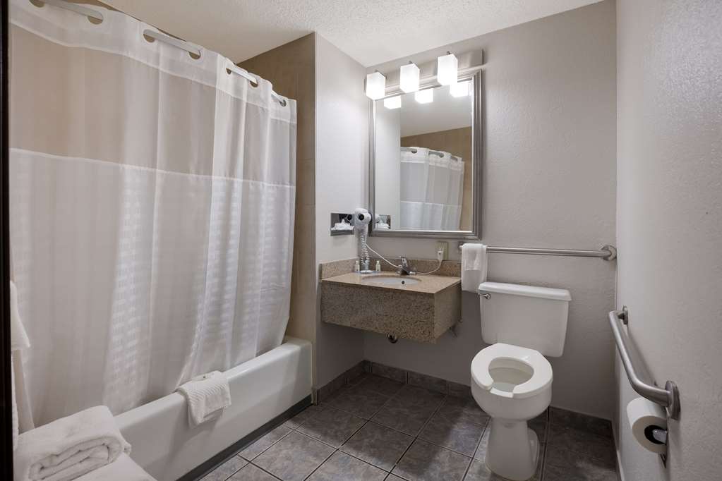 QUALITY INN HALL OF FAME-guestroom-Guest Room,Bathroom,On-Site.jpg