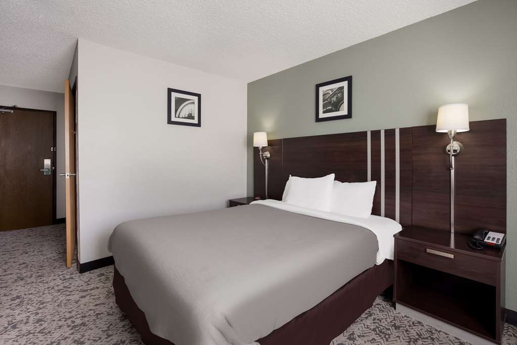 QUALITY INN HALL OF FAME-guestroom-Guest Room,On-Site.jpg