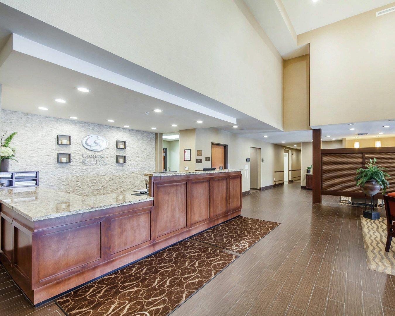 Front desk with friendly staff | Comfort Suites Marietta - Parkersburg
