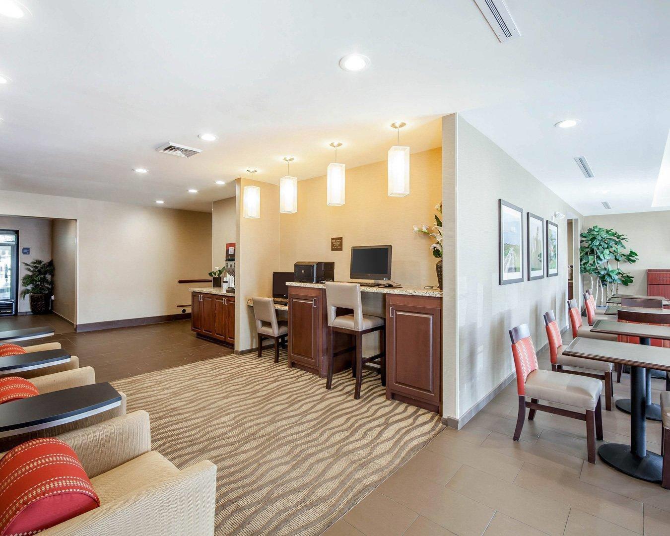 Lobby with sitting area | Comfort Suites Marietta - Parkersburg
