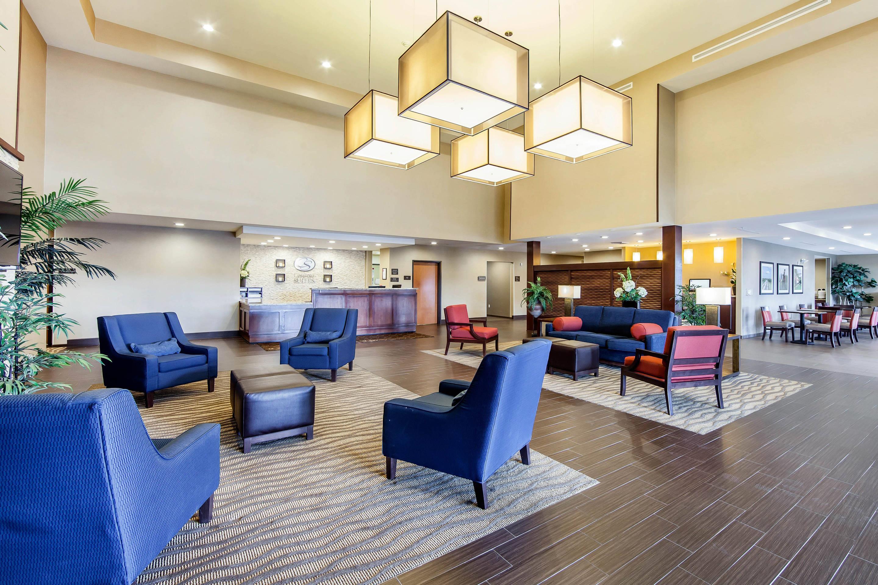 Hotel lobby | Comfort Suites Marietta - Parkersburg