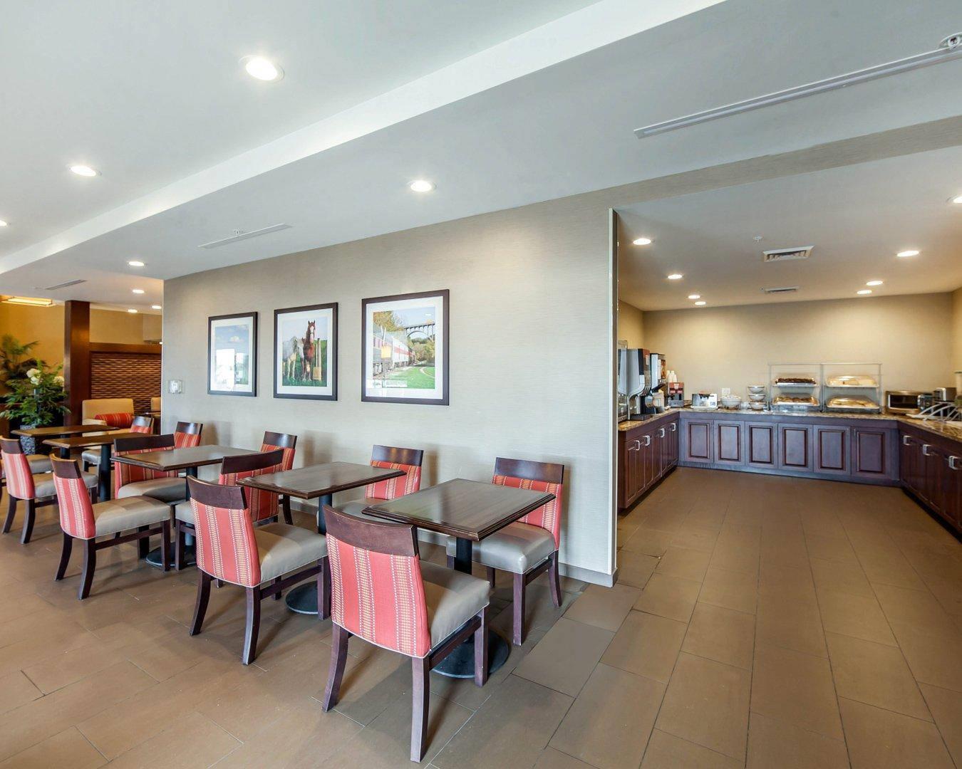 Breakfast area | Comfort Suites Marietta - Parkersburg