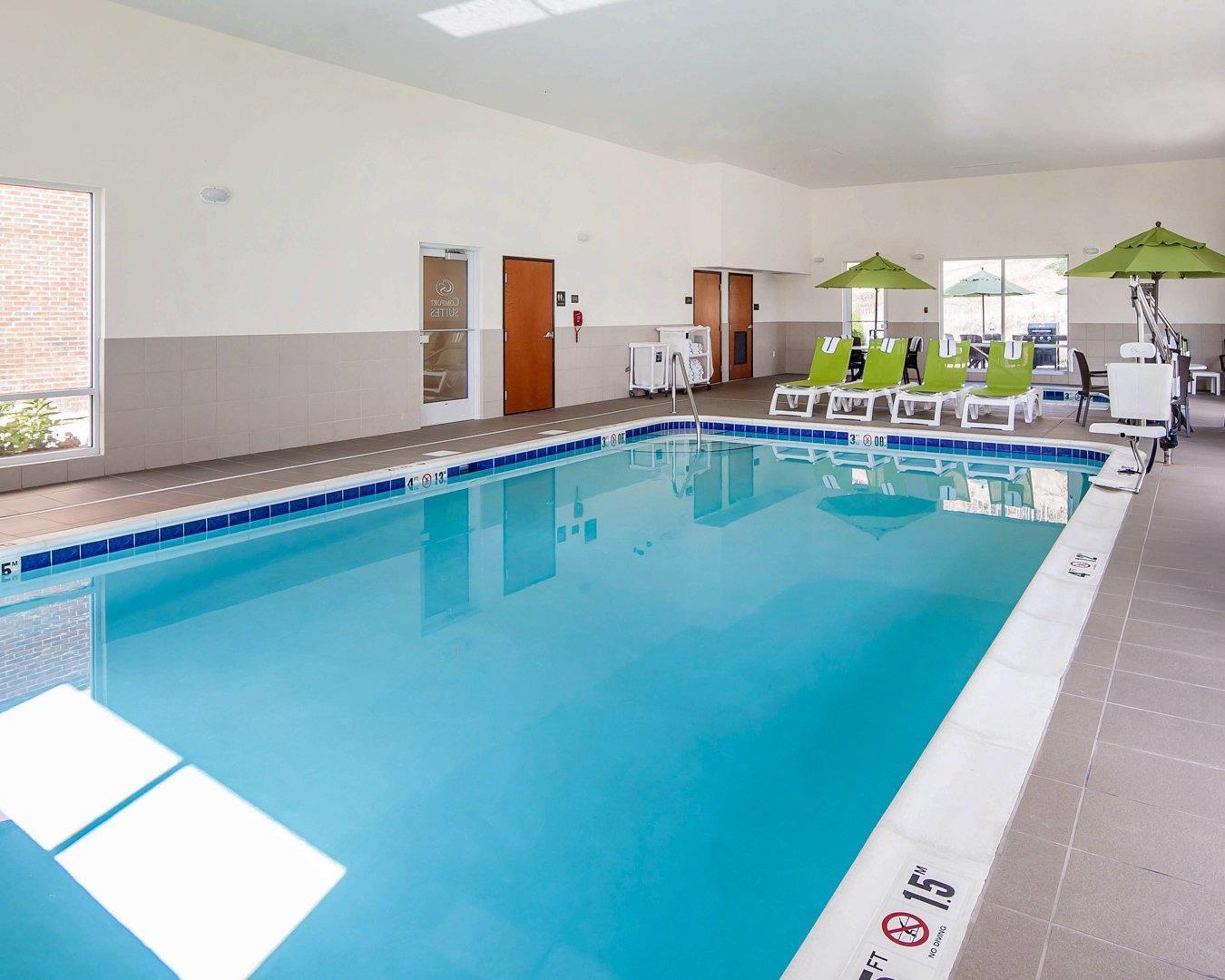 Indoor pool | Comfort Suites Marietta - Parkersburg