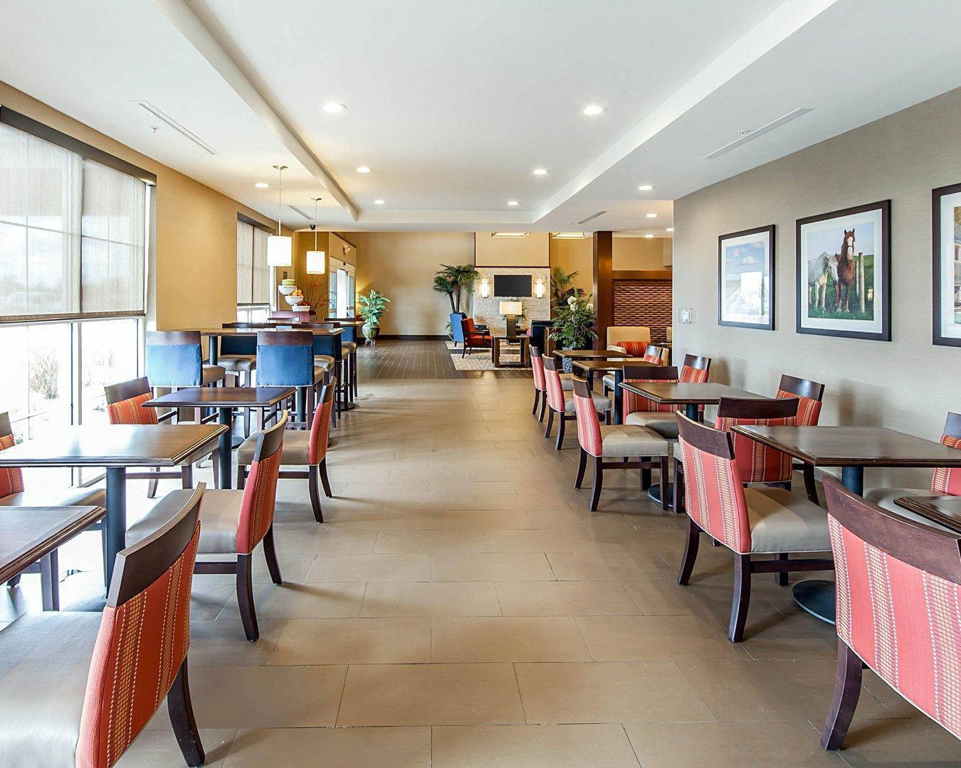 Enjoy breakfast in this seating area | Comfort Suites Marietta - Parkersburg