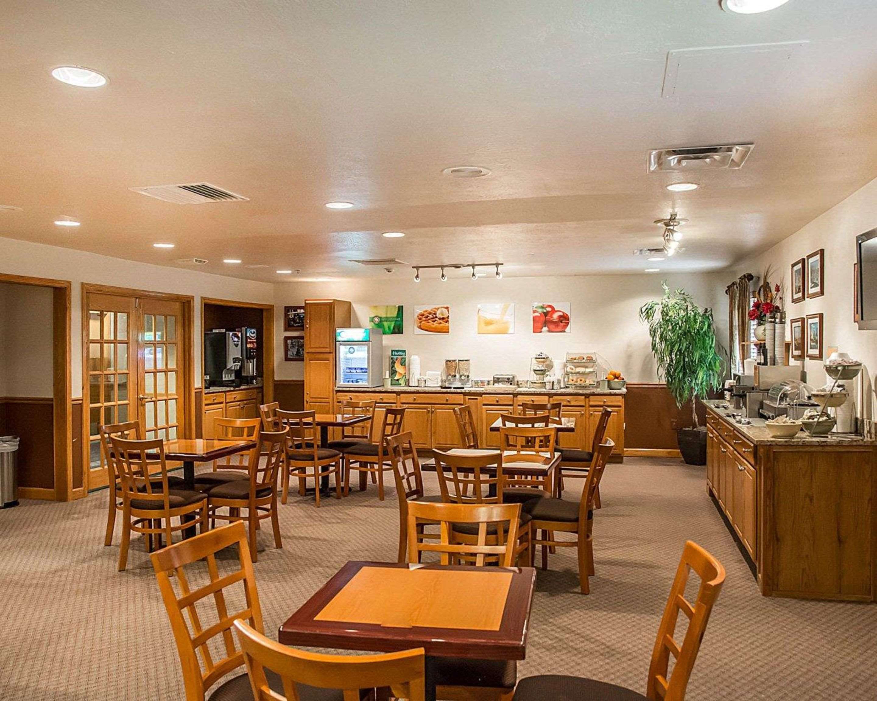 Breakfast room | Quality inn & Suites Cincinnati I-275