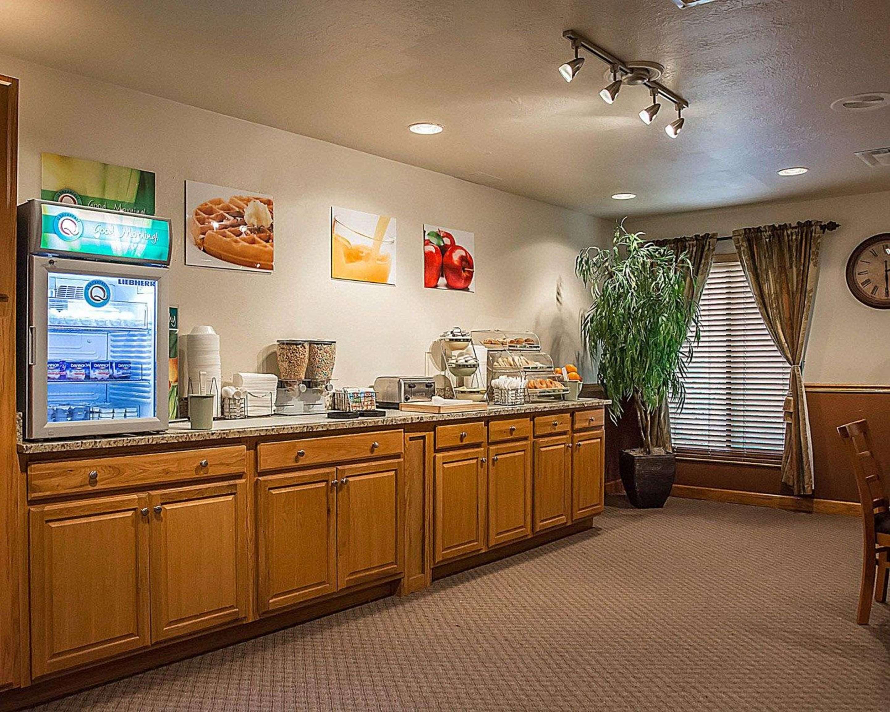 Breakfast counter | Quality inn & Suites Cincinnati I-275