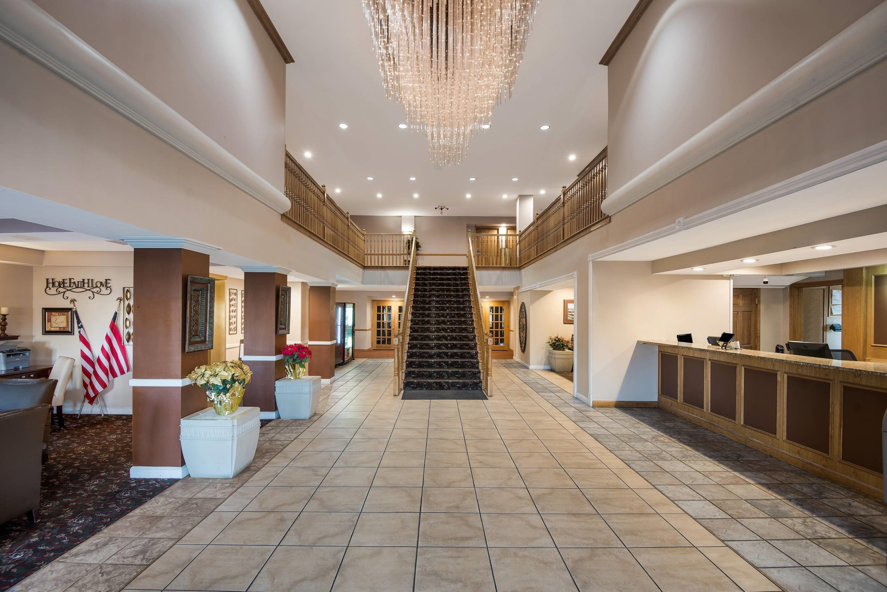 Hotel lobby | Quality inn & Suites Cincinnati I-275
