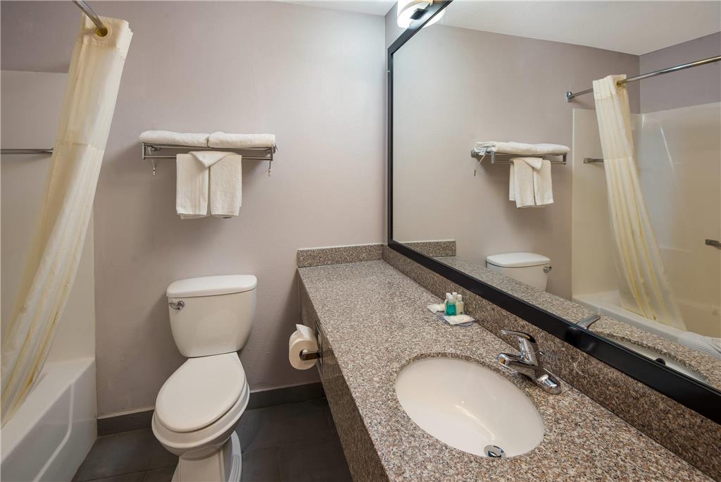QUALITY INN AND SUITES CINCINNATI I-guestroom-Guest Room,Bathroom,On-Site.jpg