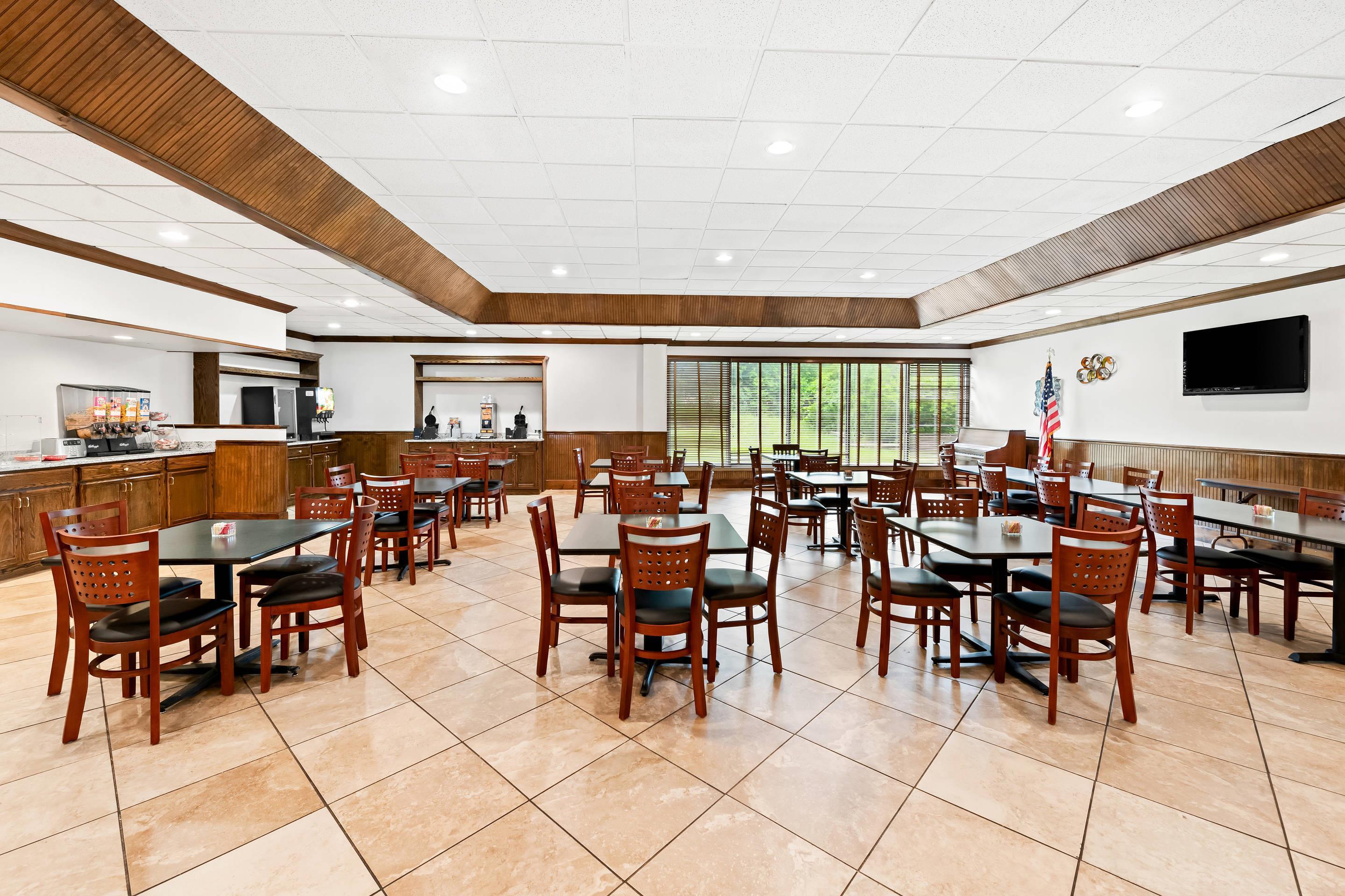 Breakfast area | Quality Inn Dayton Airport