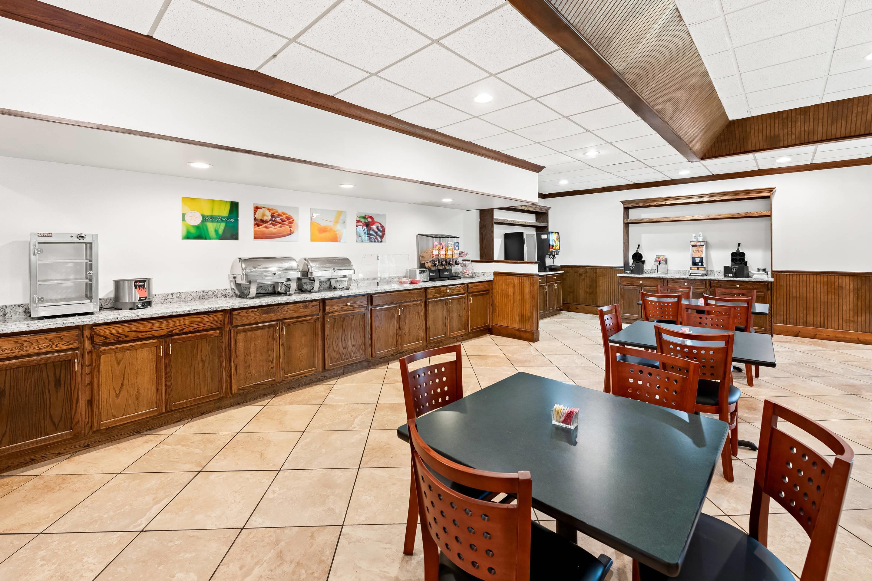 Breakfast area | Quality Inn Dayton Airport