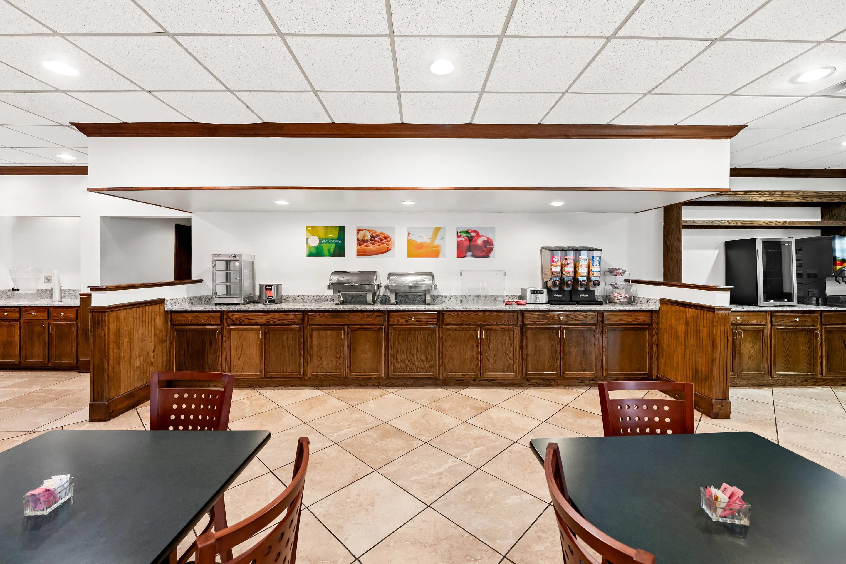 Breakfast area | Quality Inn Dayton Airport