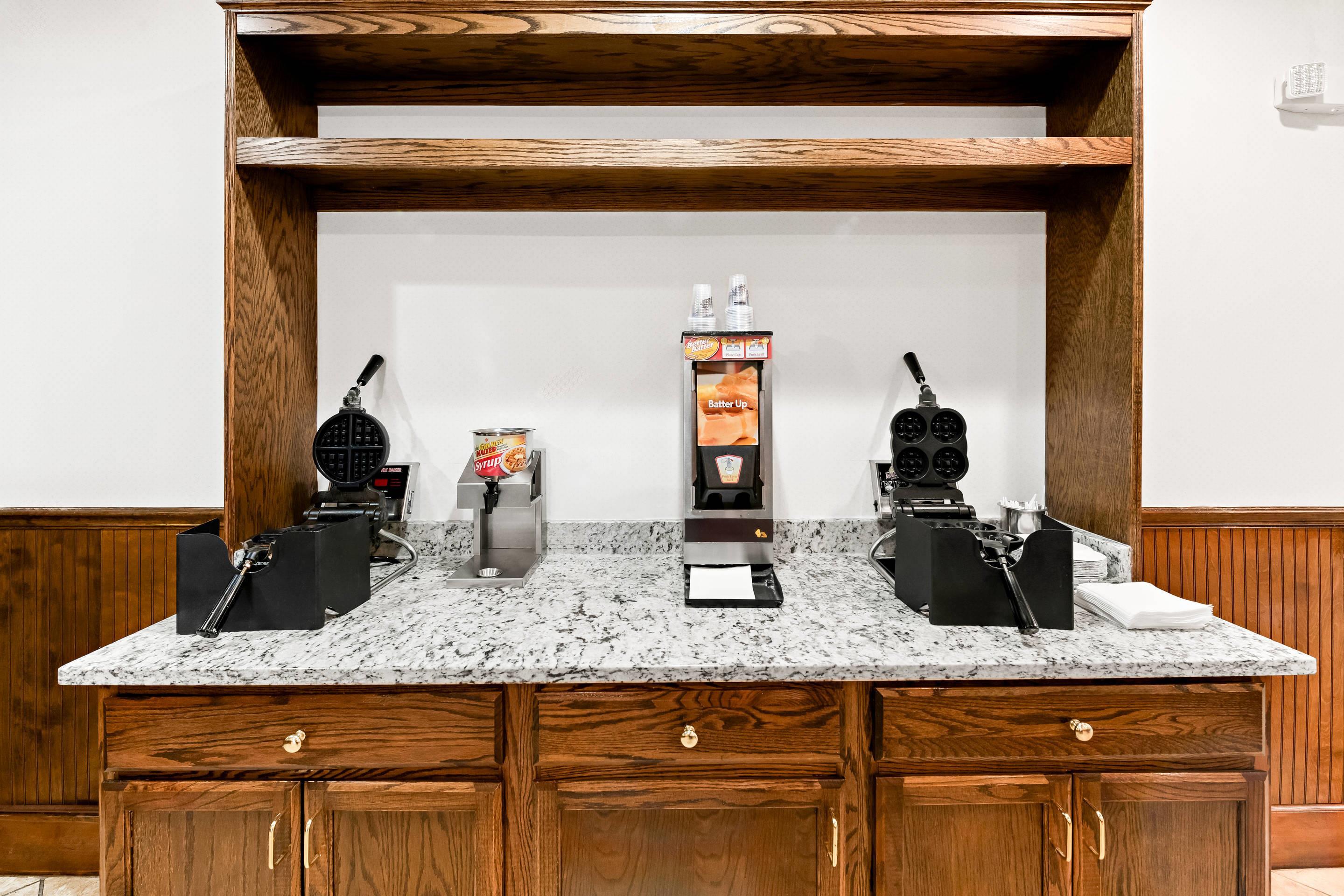 Breakfast area | Quality Inn Dayton Airport