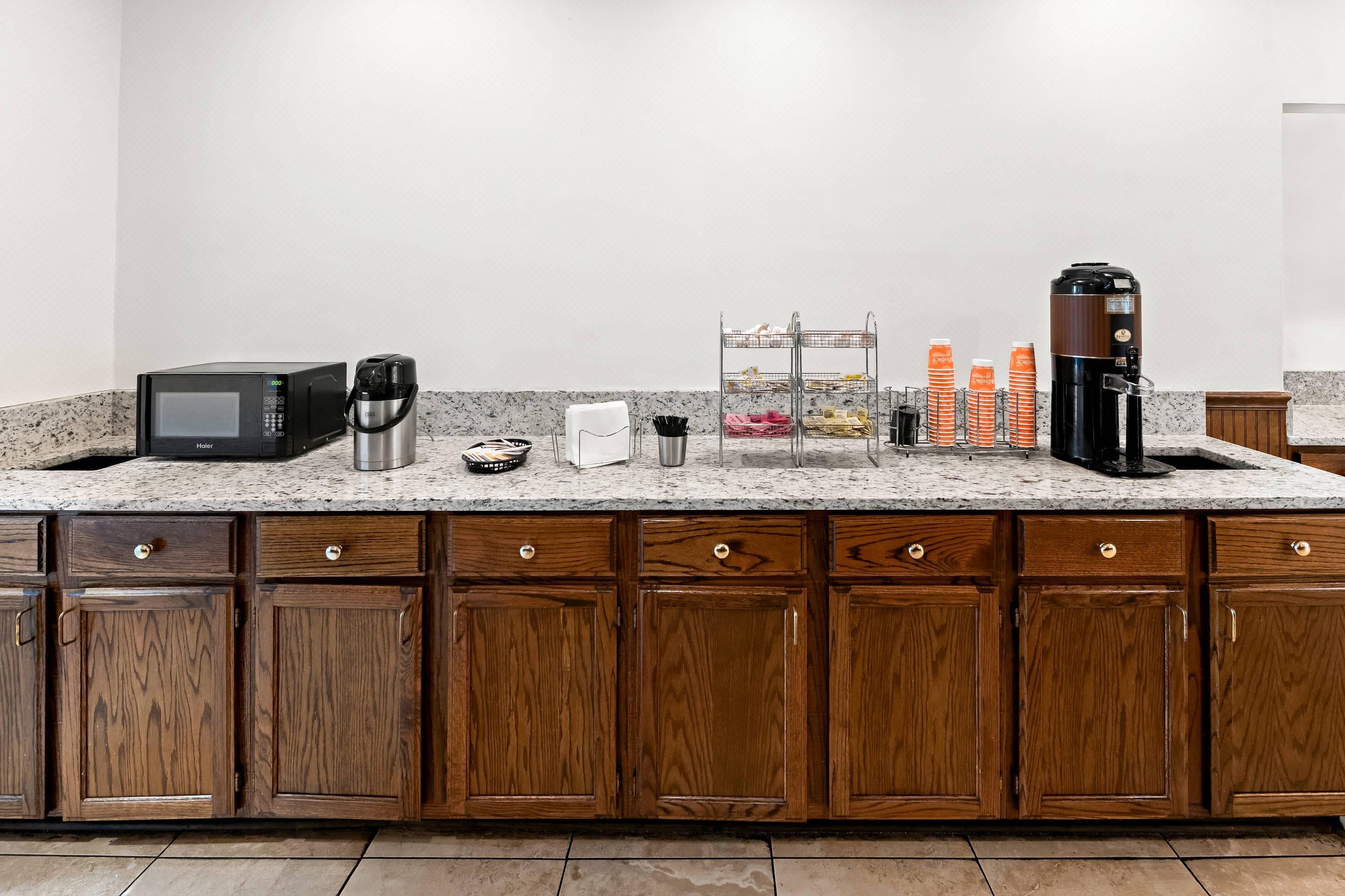 Breakfast area | Quality Inn Dayton Airport