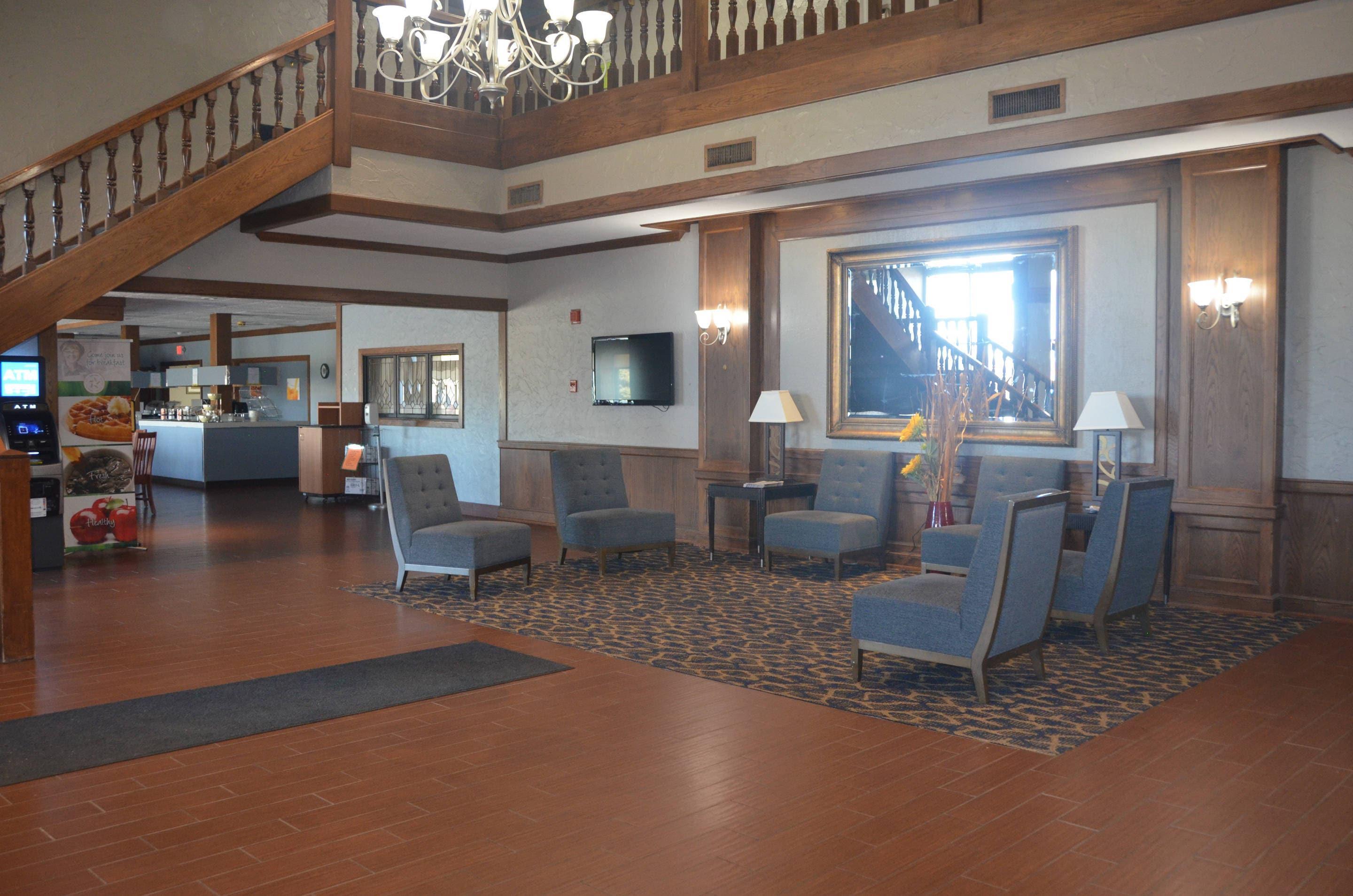 Lobby with sitting area | Quality Inn