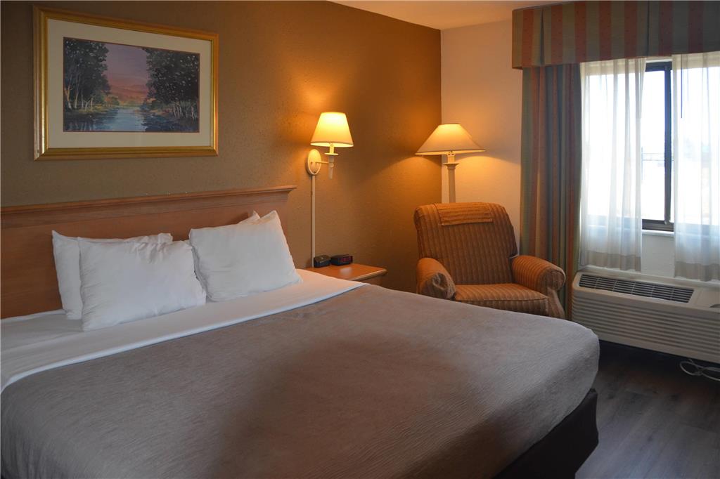 QUALITY INN PERRYSBURG-guestroom-Guest Room,On-Site.jpg