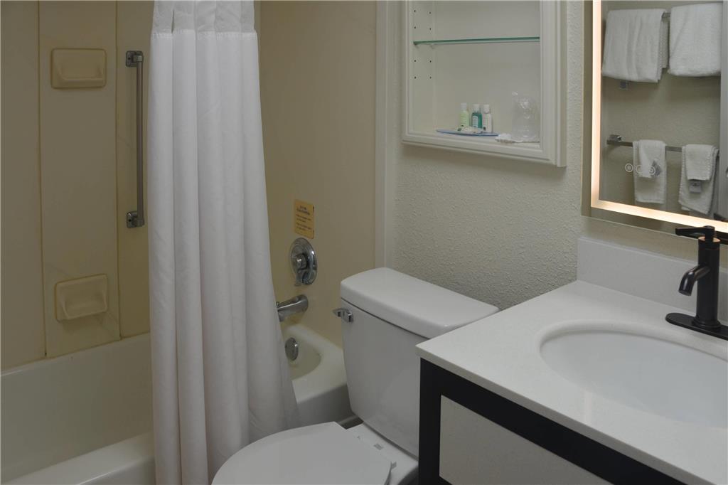 QUALITY INN PERRYSBURG-guestroom-Guest Room,Bathroom,On-Site.jpg