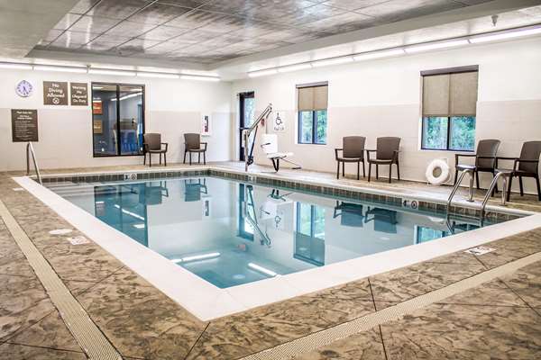 Pool - Comfort Suites Hartville