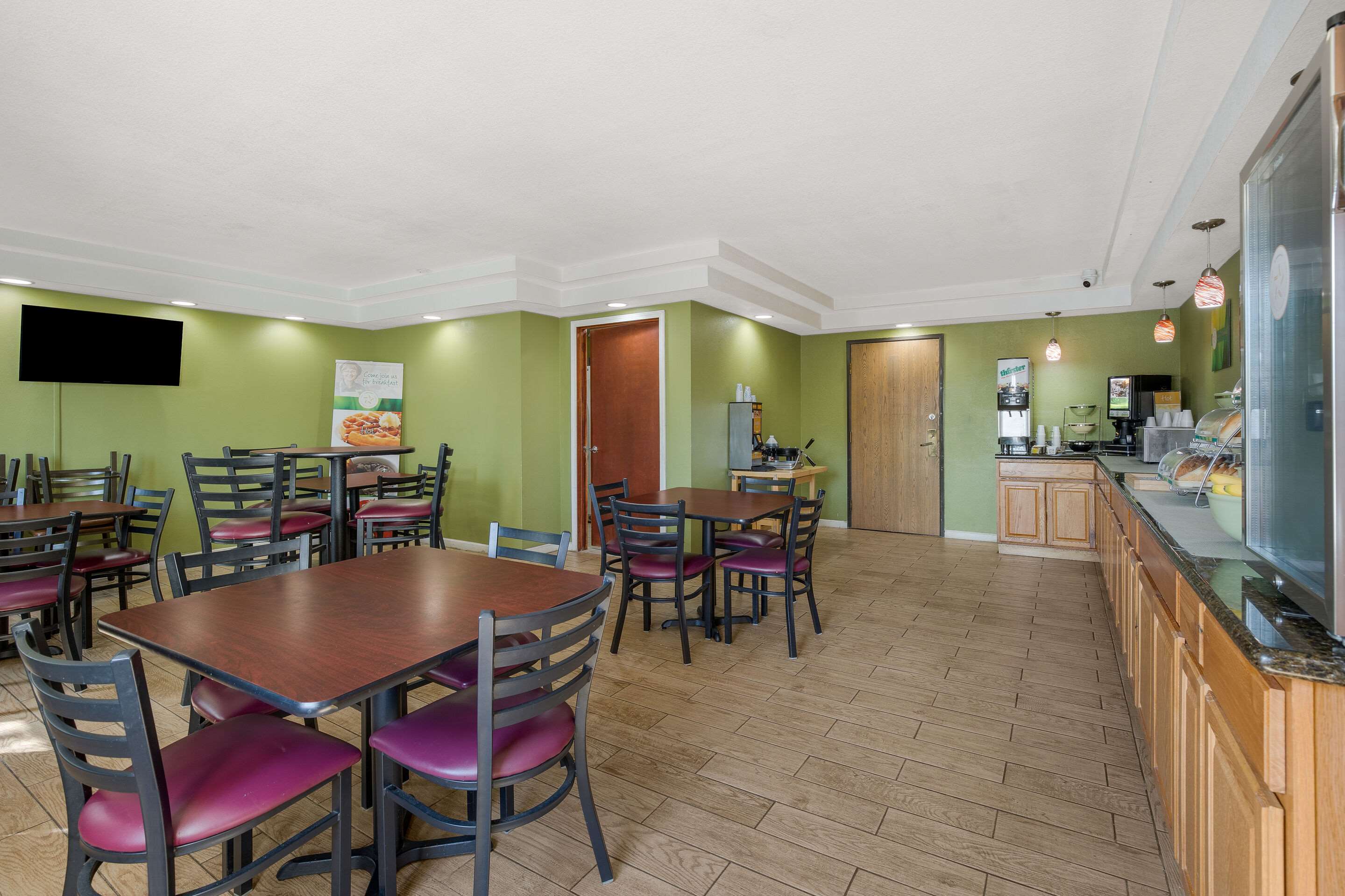 Breakfast area | Quality Inn