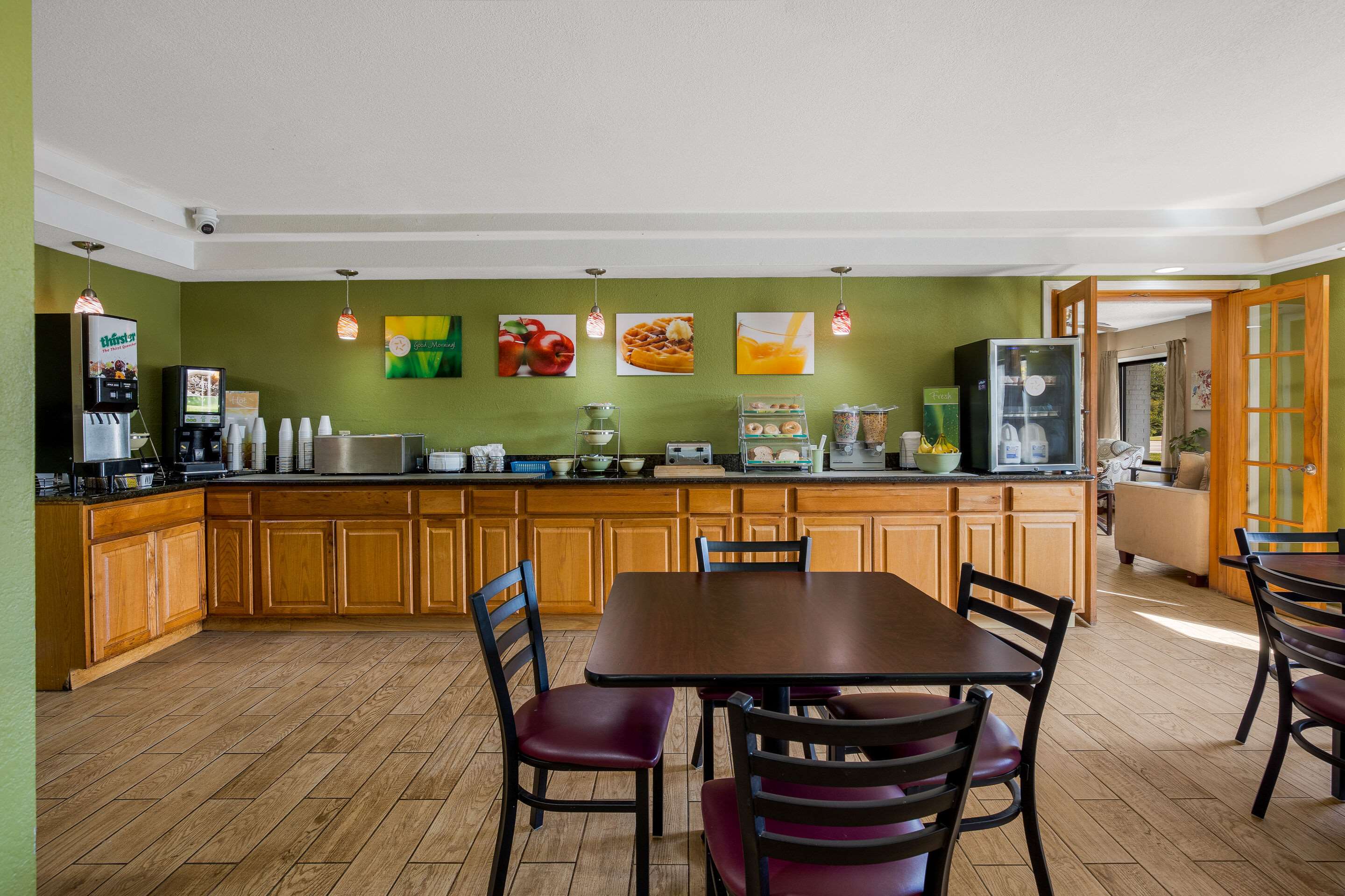 Breakfast area | Quality Inn