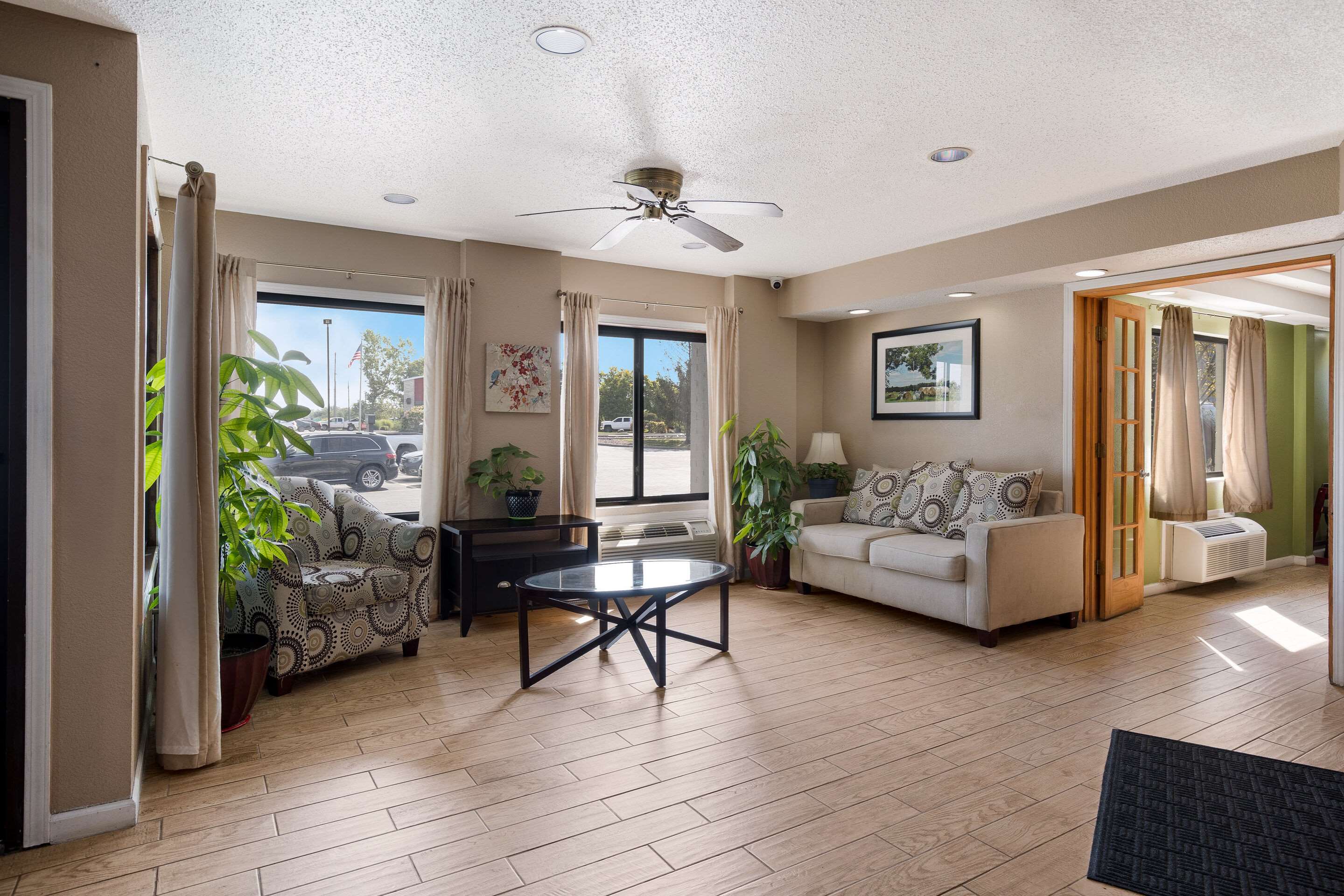 Lobby with sitting area | Quality Inn