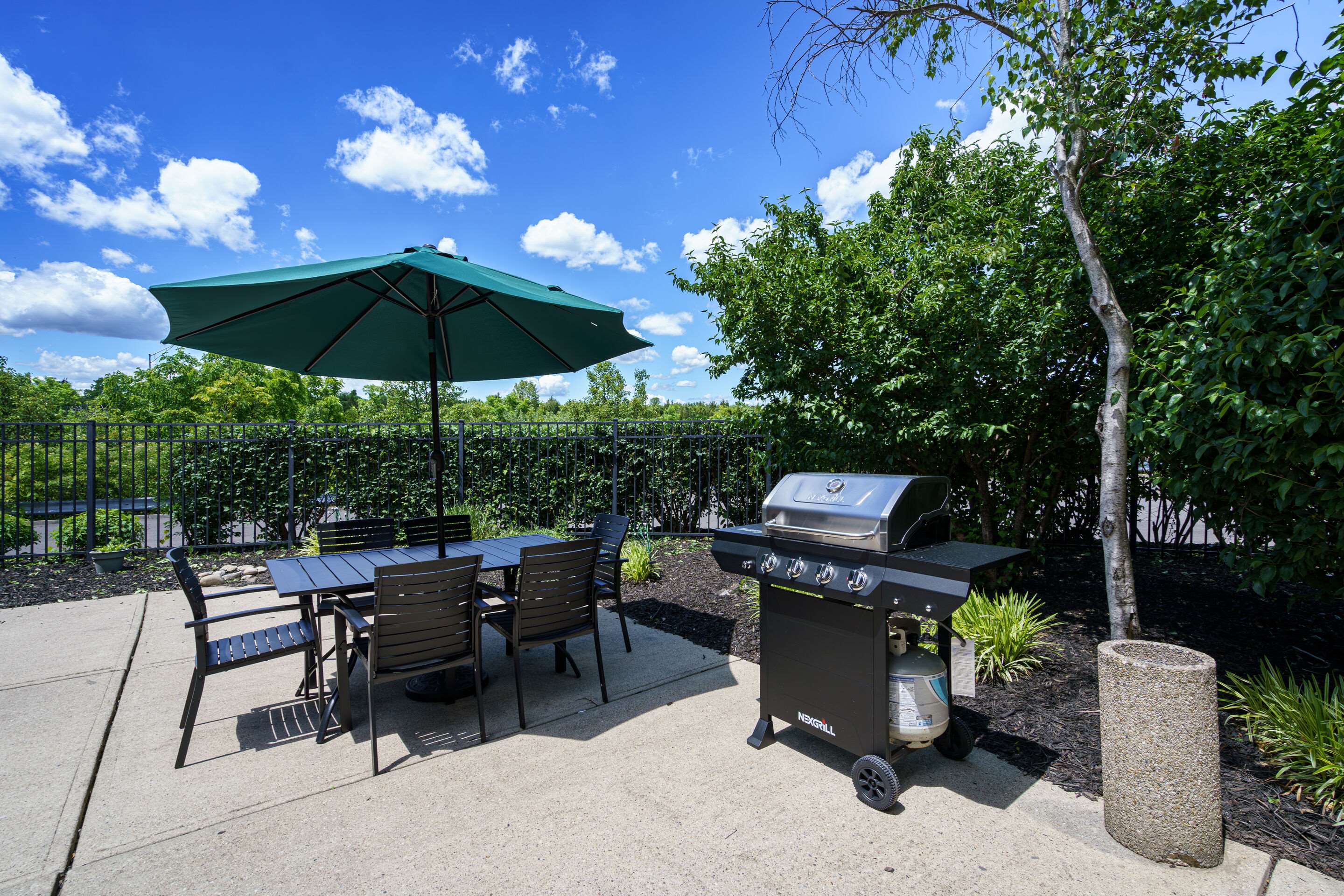 Hotel patio | Quality Inn I-75 West Chester-North Cincinnati