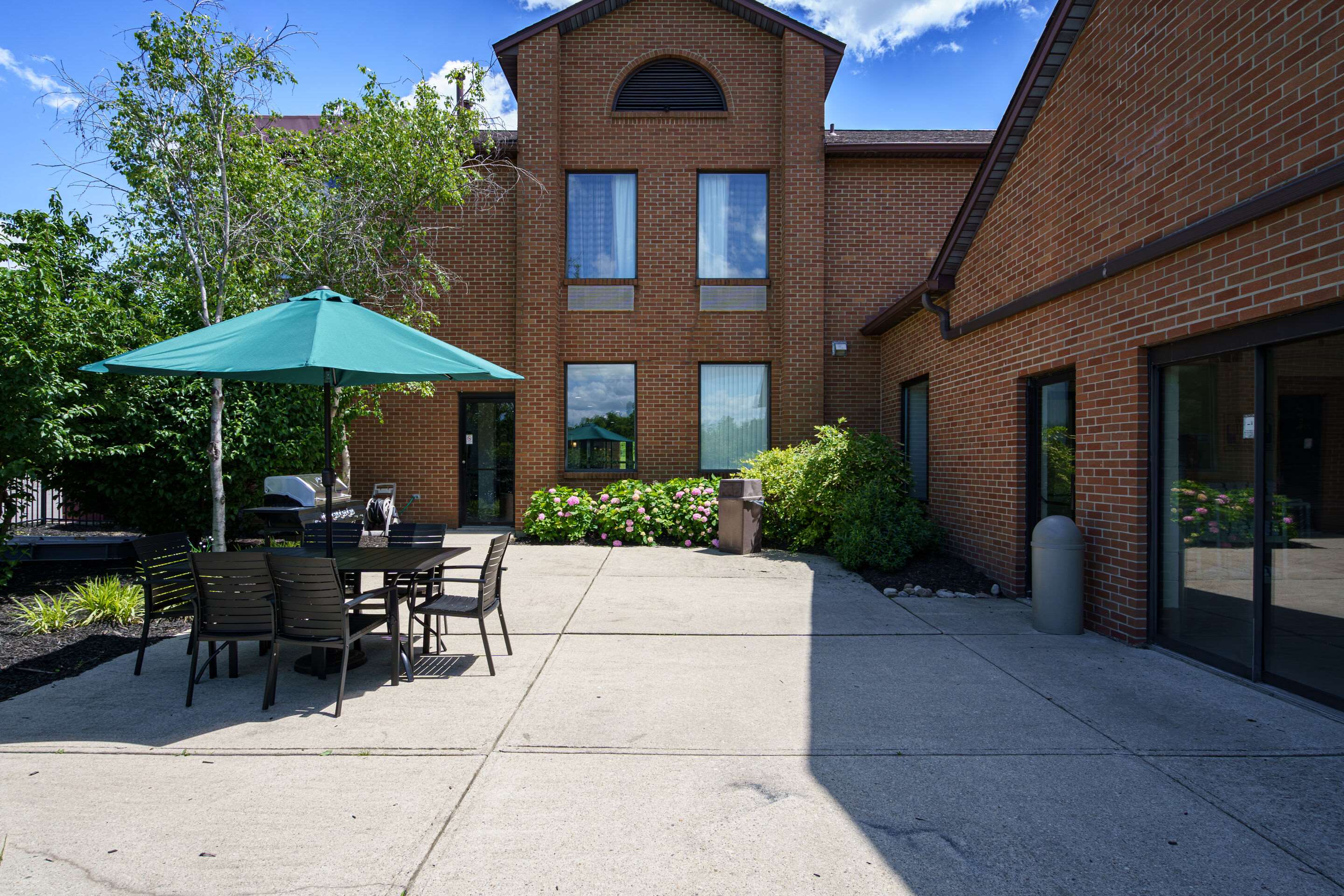Hotel patio | Quality Inn I-75 West Chester-North Cincinnati