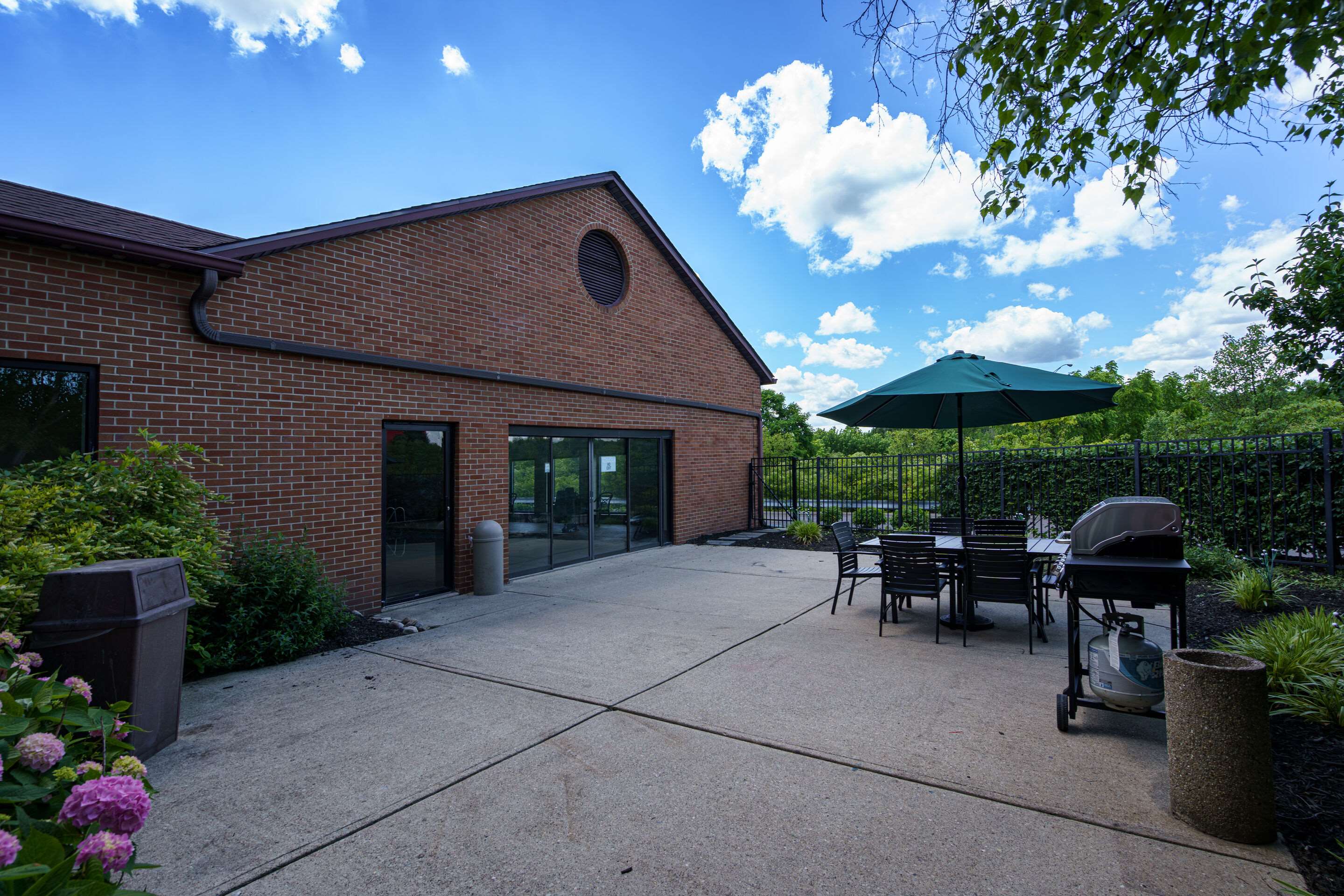 Hotel patio | Quality Inn I-75 West Chester-North Cincinnati