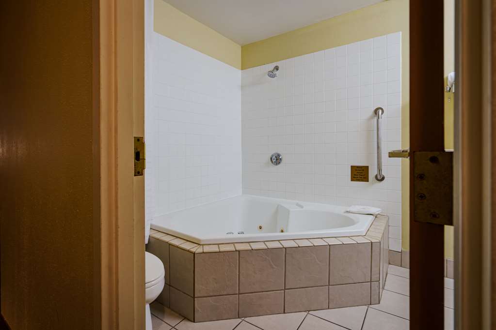 QUALITY INN I-75 WEST CHESTER-NORTH-guestroom-Guest Room,Suite,On-Site.jpg