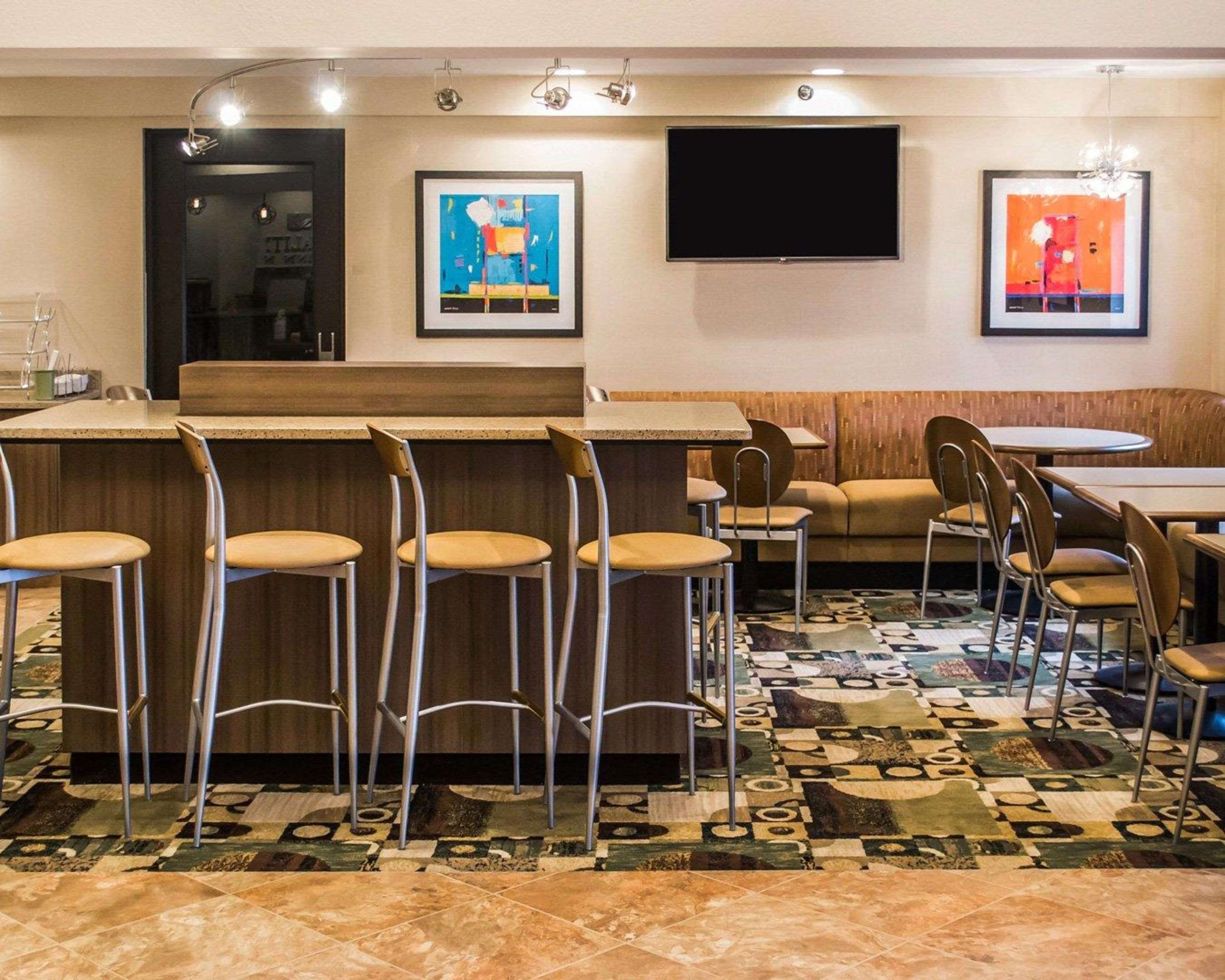 Breakfast area | Quality Inn