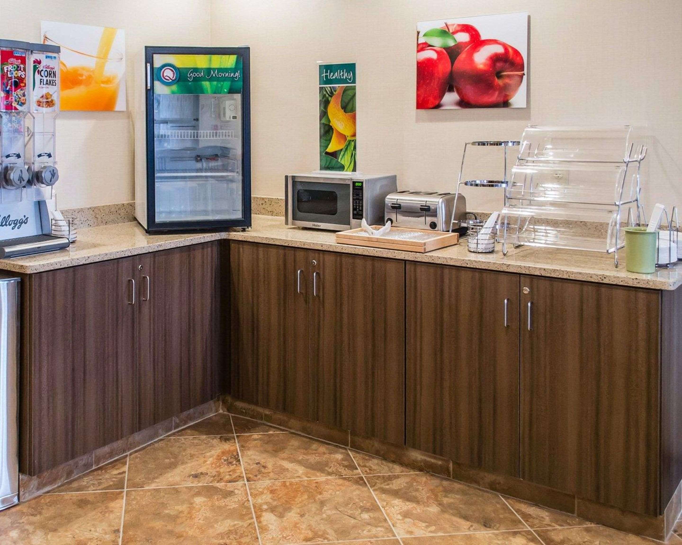 Breakfast area | Quality Inn