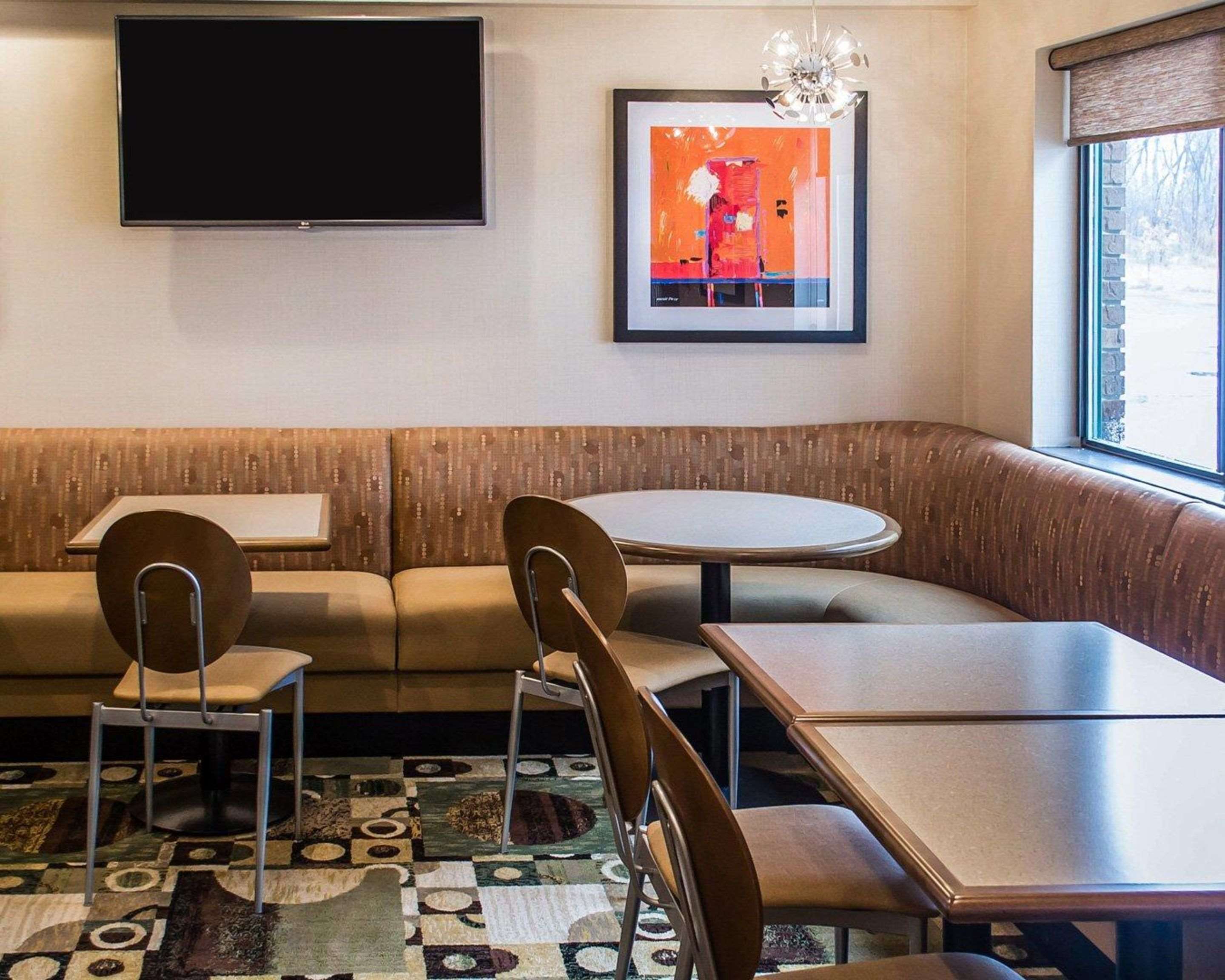 Breakfast area | Quality Inn